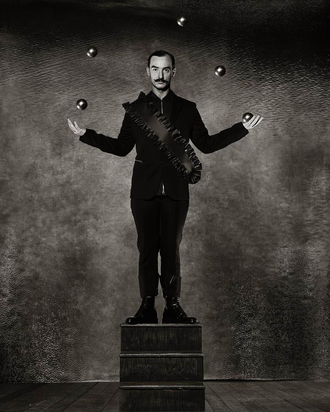 ZOO Magazineさんのインスタグラム写真 - (ZOO MagazineInstagram)「ISSUE 68, MOTUS.  Artist Phillip Evans with juggling balls, New York City 2020 for the new series of acrobats and aerialists, “The Artists” for ZOO MAGAZINE by Albert Watson.  Artist wears  jacket, under jacket and trousers, Ermenegildo Zegna boots, Saint Laurent by Anthony Vaccarello  Fashion Director: Joanne Blades Hair: Brent Lawler at Lowe & Co using Oribe Makeup: Ayami Nishimura at Statement Artists using M.A.C  Producer: Elizabeth Watson Fashion Assistant: Tawnee Clifton Digital Technician: Adrien Potier Photographer's Assistants: Ernesto Urdaneta and  Gianna Ozzolo  Photo Retouching: Emi Robinson Location: The Slipper Room, NYC  Concept and Art Direction ZOO Magazine.  Special thank you to The Slipper Room, NYC and Aerial Arts, NYC.  #zoomagazine #zoomagazineissue68 #motus #movement #magazine #albertwatson #photography #NYC #acrobats #aerialists #shoot #fashion」9月29日 21時04分 - zoomagazine