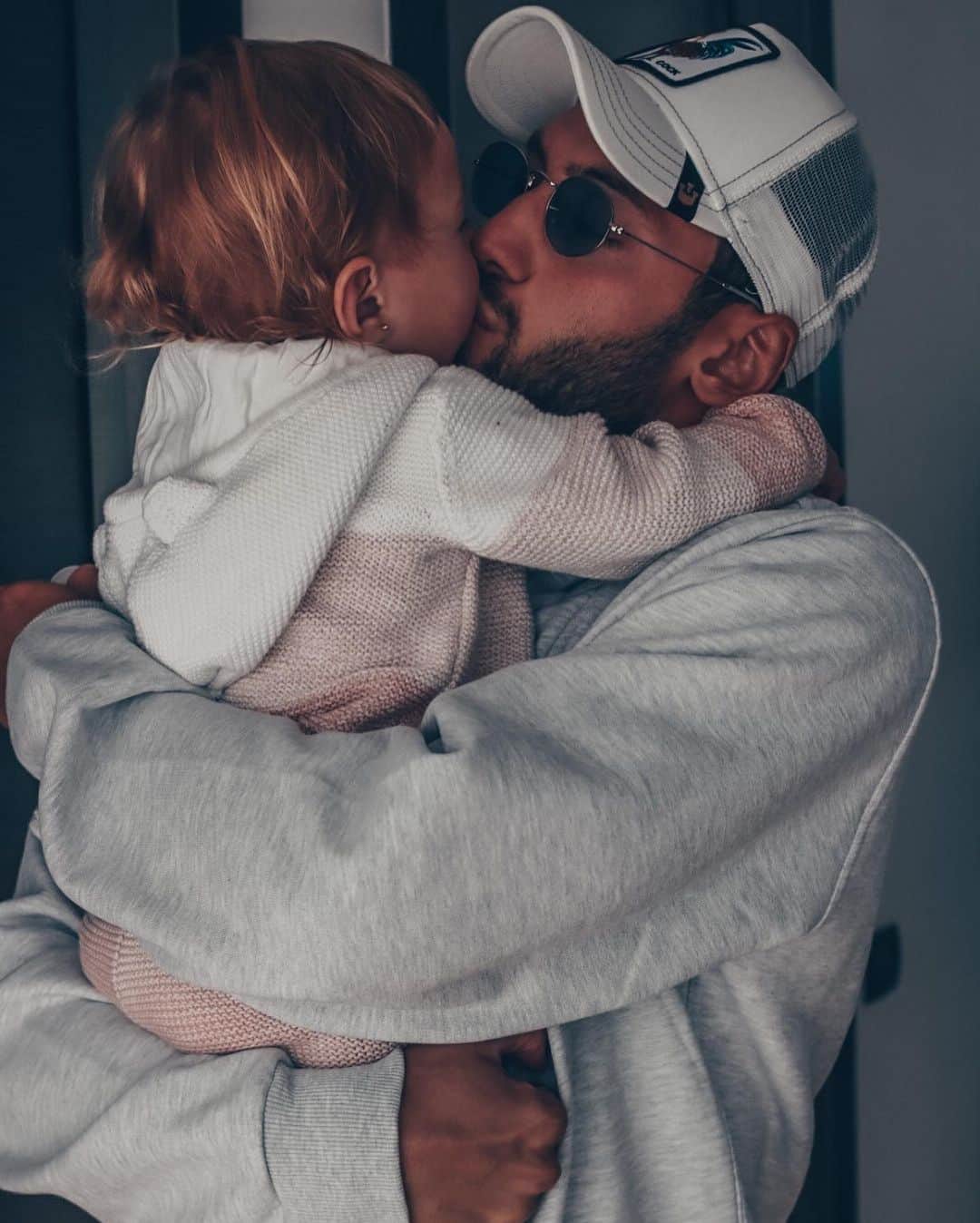 ハカン・チャルハノールのインスタグラム：「Meleğimle geçen her dakika çok özel 😇❤️⁣⁣ ⁣⁣ Bei momenti insieme al mio angelo 😇😍⁣⁣ ⁣⁣ Quality times with my angel 😇🥰 📸 @aylin_ckr」