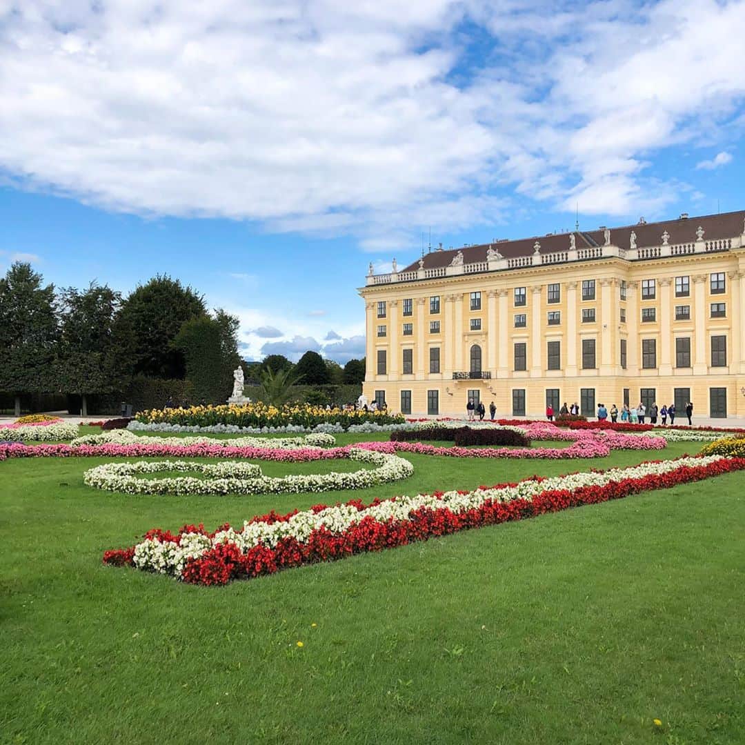 吉岡結紀のインスタグラム：「✐☡ ・ 🏰 Schloss Schönbrunn🤍 ・ #schlossneuschwanstein #austria #vienna #archive」