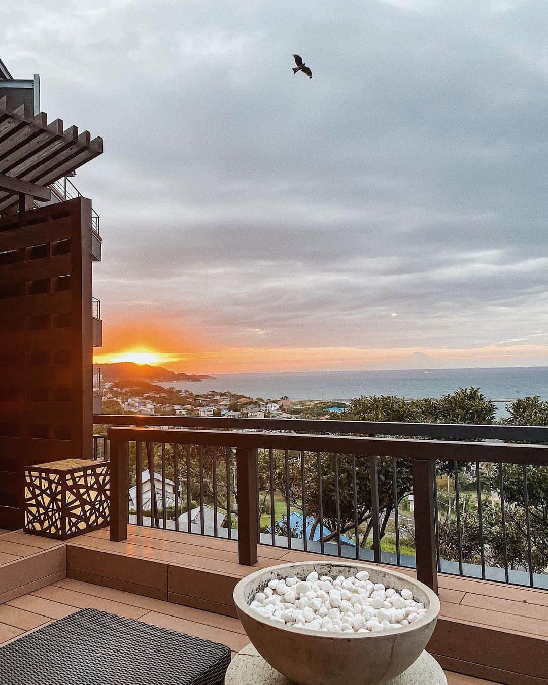 Airi Shibuyaのインスタグラム：「Perfect view❤︎ . 癒される〜☺️♨️ . #sunset#likeforlikes#like4likes#夕日#海」
