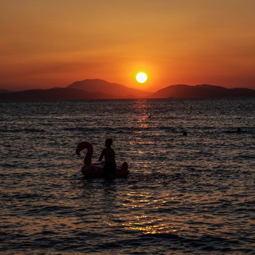National Geographic Travelさんのインスタグラム写真 - (National Geographic TravelInstagram)「Photo by Muhammed Muheisen @mmuheisen / People enjoy swimming as the sun sets over the Saronic Gulf in Kavouri, a suburb of Athens, Greece. For more photos and videos from different parts of the world, follow me @mmuheisen and @mmuheisenpublic. #muhammedmuheisen #Greece #Athens」9月29日 21時07分 - natgeotravel