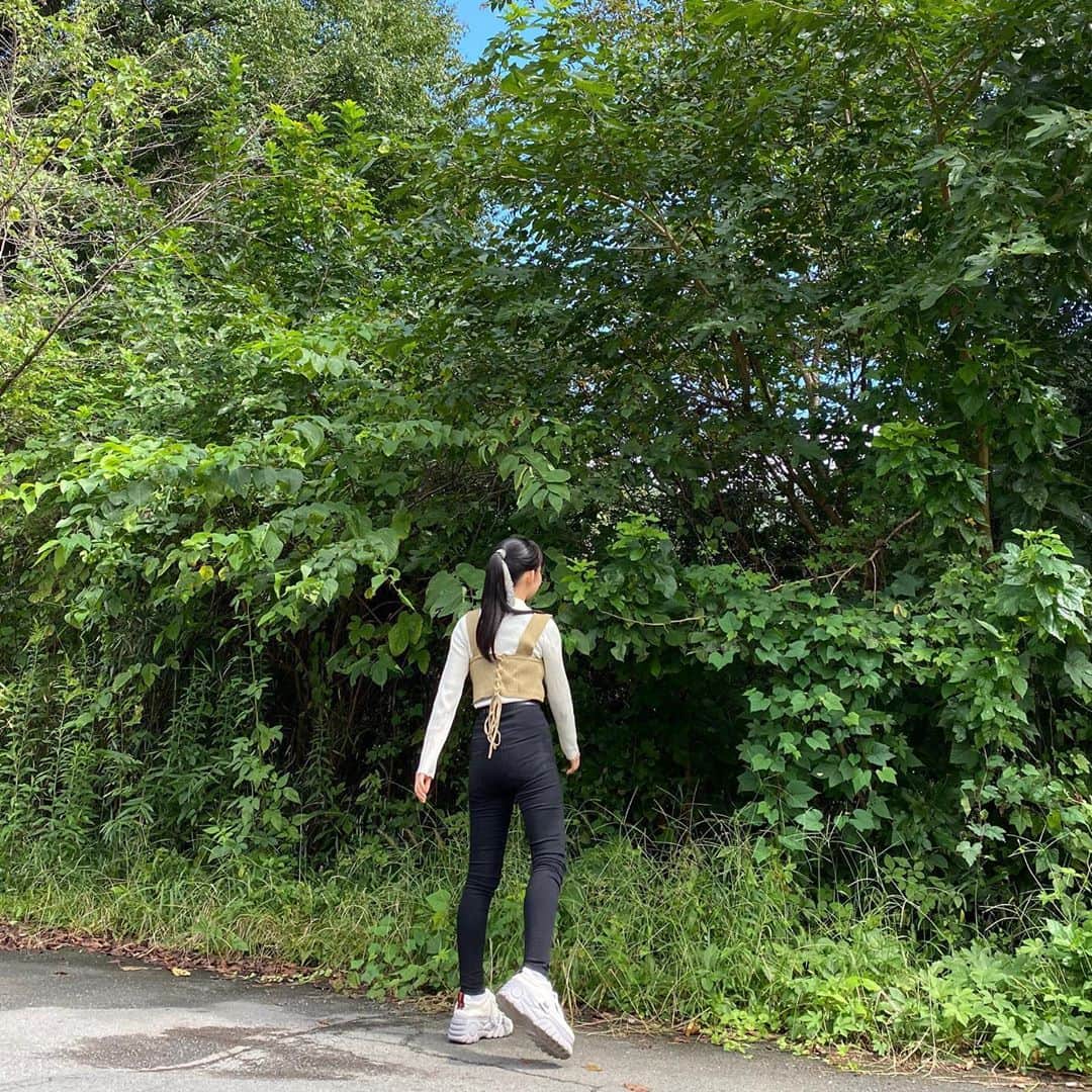 河野まひるさんのインスタグラム写真 - (河野まひるInstagram)「#まひるコーデ 山道を歩く時などに超便利なウエストポーチ✌🏻」9月29日 21時08分 - mahiru_kouno