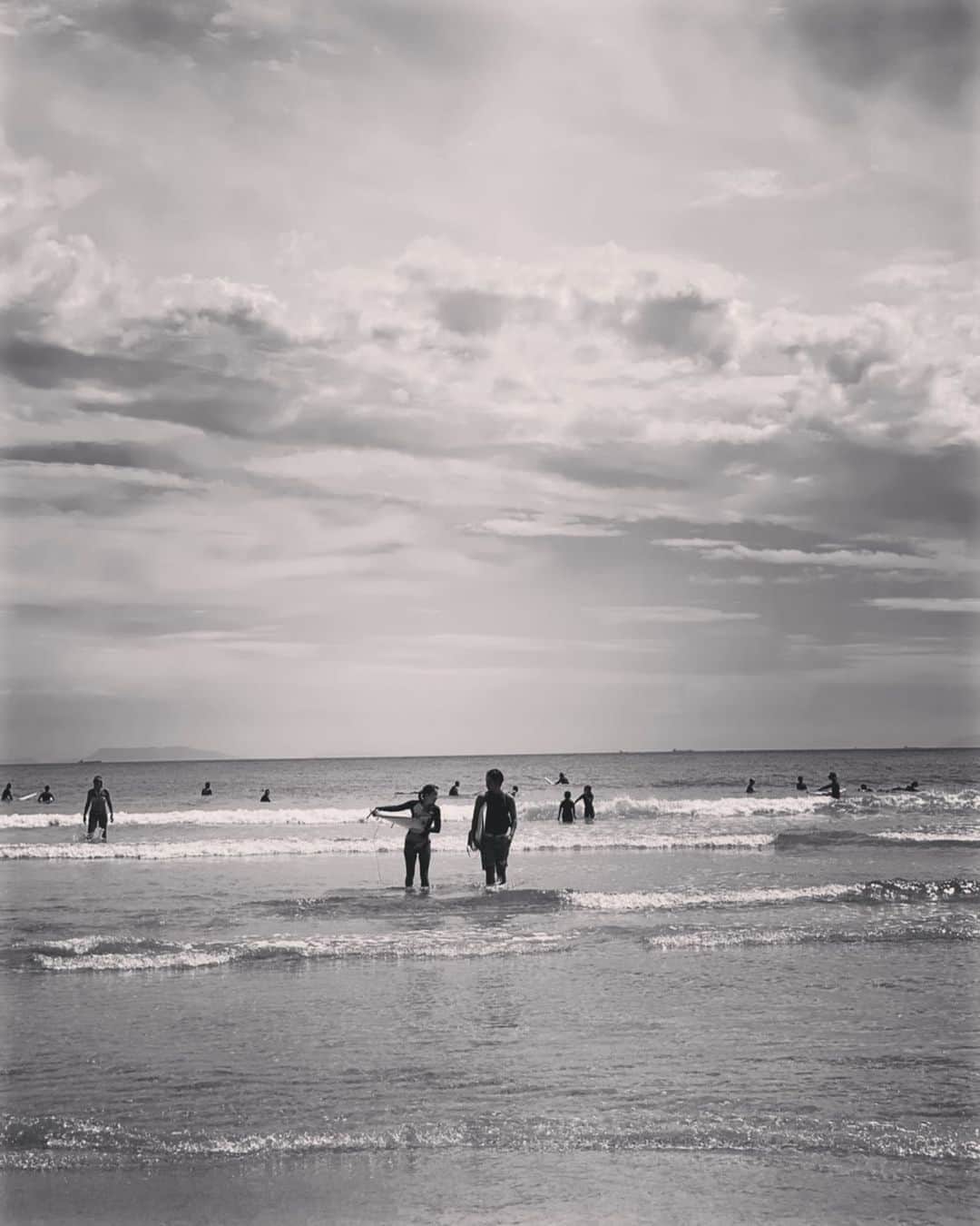 マイコ さんのインスタグラム写真 - (マイコ Instagram)「* ふたりの何気ない写真って あまりないから、 海から上がるところ 撮ってくれていて嬉しかった♡ ・ ・ ・ ・ thanks🌼 📸 @lisahalim  #少し前#海#surfing#trip#2人の写真」9月29日 21時09分 - maicorori