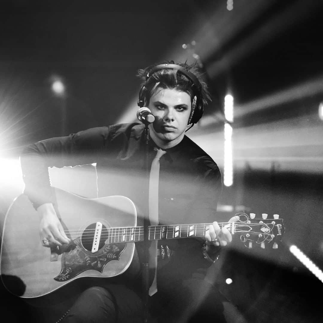 BBC Radioさんのインスタグラム写真 - (BBC RadioInstagram)「Other producers: how many is too many black emoji hearts?  Me: 🖤 🖤 🖤 🖤 🖤 🖤 🖤 🖤 🖤 🖤 🖤 🖤🖤 🖤 🖤 🖤 🖤 🖤 🖤 🖤 🖤  @yungblud in the Live Lounge was an emo dream.」9月29日 21時19分 - bbcradio1