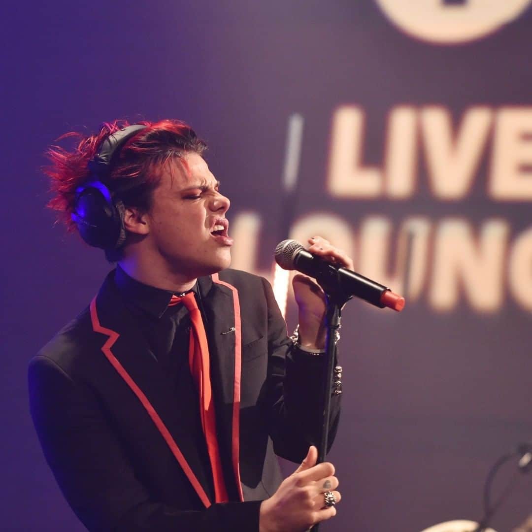 BBC Radioさんのインスタグラム写真 - (BBC RadioInstagram)「Other producers: how many is too many black emoji hearts?  Me: 🖤 🖤 🖤 🖤 🖤 🖤 🖤 🖤 🖤 🖤 🖤 🖤🖤 🖤 🖤 🖤 🖤 🖤 🖤 🖤 🖤  @yungblud in the Live Lounge was an emo dream.」9月29日 21時19分 - bbcradio1