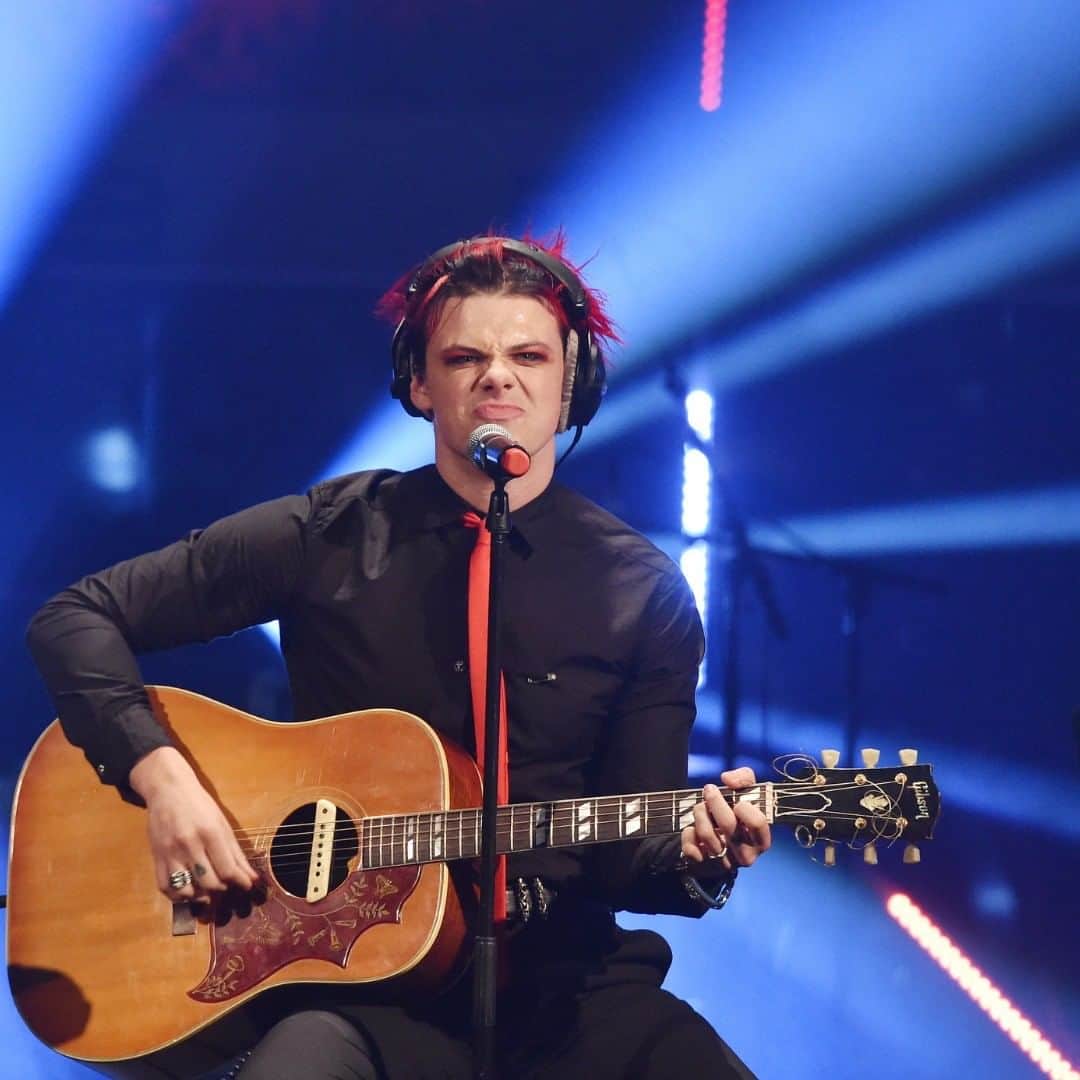 BBC Radioさんのインスタグラム写真 - (BBC RadioInstagram)「Other producers: how many is too many black emoji hearts?  Me: 🖤 🖤 🖤 🖤 🖤 🖤 🖤 🖤 🖤 🖤 🖤 🖤🖤 🖤 🖤 🖤 🖤 🖤 🖤 🖤 🖤  @yungblud in the Live Lounge was an emo dream.」9月29日 21時19分 - bbcradio1