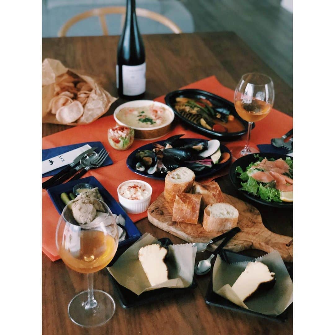 原田沙奈子さんのインスタグラム写真 - (原田沙奈子Instagram)「少し前の贅沢なおうち時間。 寸前までソファで寝そべって、食事の用意なんてなーんもしてなかったのに。  数分後には、コレ🤤  旦那さんと友人とワイワイおしゃべりしながら美味しいお料理を囲んだ。  そう！このお料理はこの間、結婚10周年のお祝いで訪れたAtaのお料理。 我が家で頂けるなんて！と驚きながら初めて利用。←「Ata up to you‼」というデリバリーサービス  子供がいてもゆったり寛ぎながら食べられるなんてーーホント最高♡  ちなみに。 カトラリー（ナイフ・フォーク・スプーン）/テーブルクロス/お品書きがついてきた！から、自宅だけでなく、友人宅や訪問先にデリバリーしてもらうのも良いかも！←歓声あがるはず🙌  なーんも準備しない、おうちごはんって初めて。  おかげでお酒も会話も弾んで楽しい夜だった⚪️  #おうち時間#atauptoyou#代官山Ata」9月29日 21時11分 - sanakoharada
