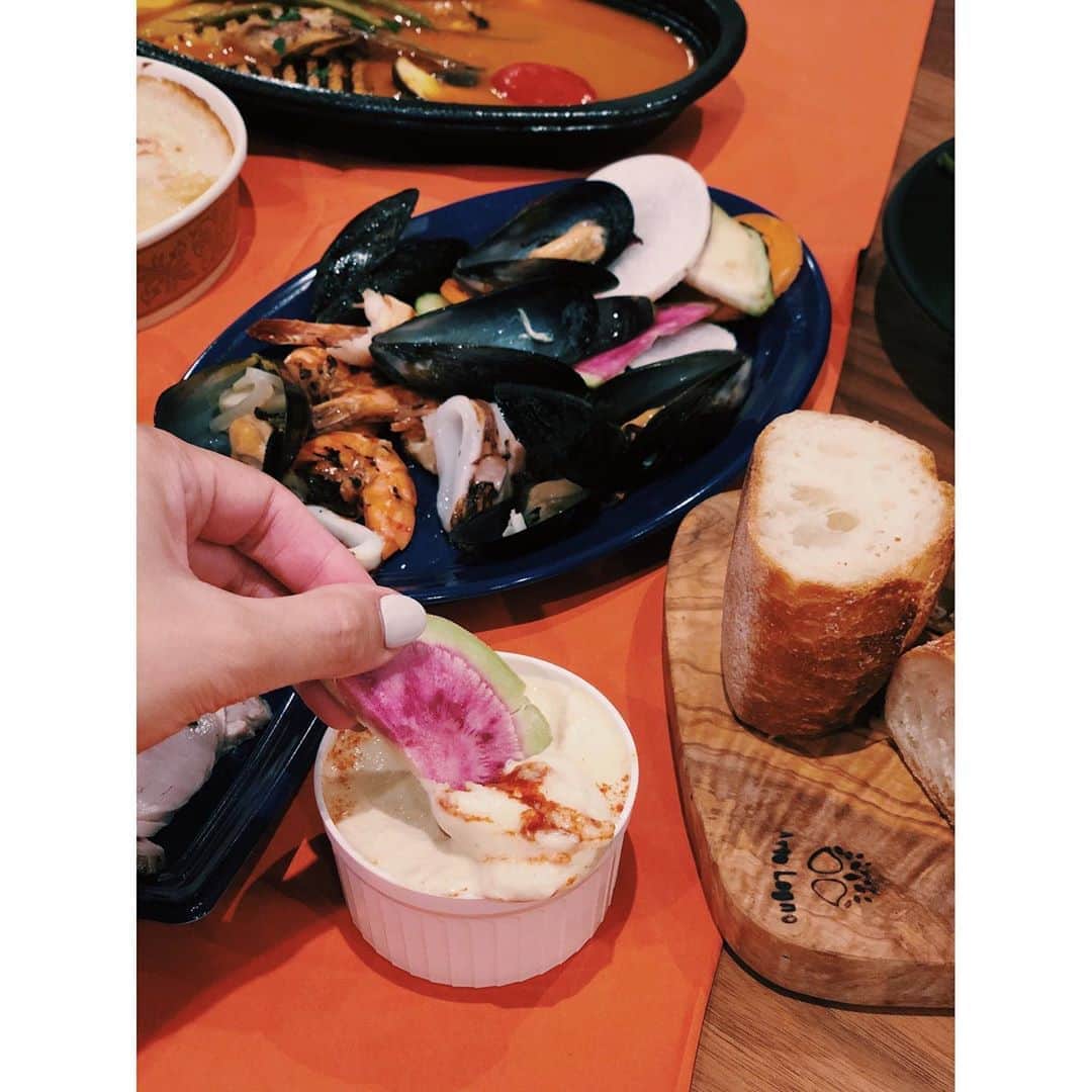 原田沙奈子さんのインスタグラム写真 - (原田沙奈子Instagram)「少し前の贅沢なおうち時間。 寸前までソファで寝そべって、食事の用意なんてなーんもしてなかったのに。  数分後には、コレ🤤  旦那さんと友人とワイワイおしゃべりしながら美味しいお料理を囲んだ。  そう！このお料理はこの間、結婚10周年のお祝いで訪れたAtaのお料理。 我が家で頂けるなんて！と驚きながら初めて利用。←「Ata up to you‼」というデリバリーサービス  子供がいてもゆったり寛ぎながら食べられるなんてーーホント最高♡  ちなみに。 カトラリー（ナイフ・フォーク・スプーン）/テーブルクロス/お品書きがついてきた！から、自宅だけでなく、友人宅や訪問先にデリバリーしてもらうのも良いかも！←歓声あがるはず🙌  なーんも準備しない、おうちごはんって初めて。  おかげでお酒も会話も弾んで楽しい夜だった⚪️  #おうち時間#atauptoyou#代官山Ata」9月29日 21時11分 - sanakoharada