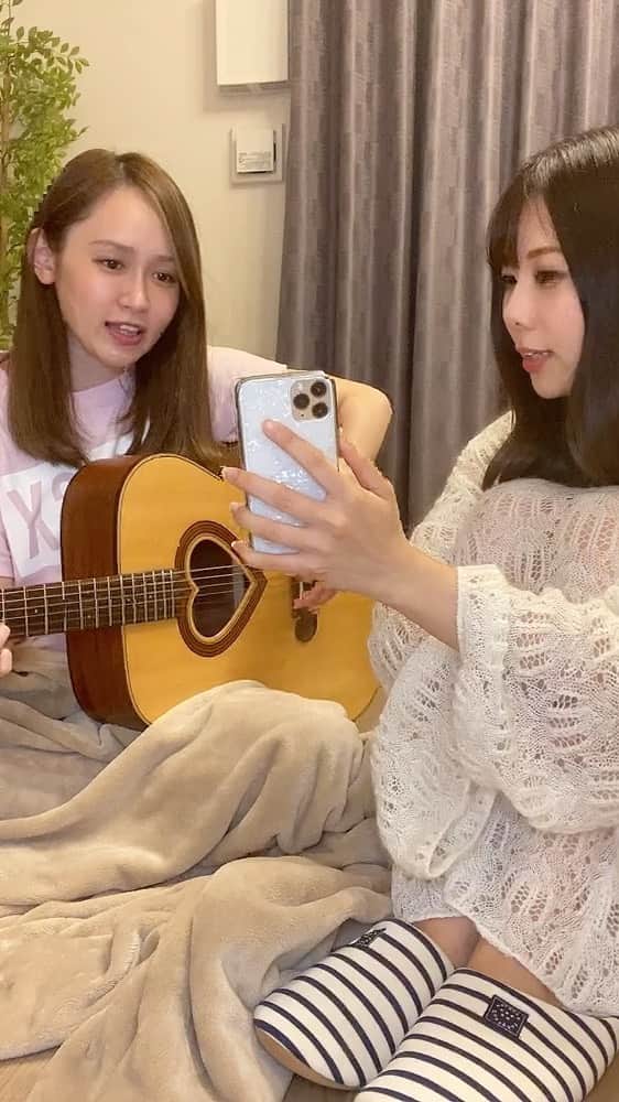 西村季里子のインスタグラム：「・ ・ ・ 『点描の唄』 Mrs.GREEN APPLE feat.井上苑子  Vo.Kiriko Gt.Chinami @chinami_ito_   #点描の唄 #カバー #mrsgreenapple  #井上苑子 #ギター #ギター女子  #弾き語り #弾き語り女子  #歌ってみた」