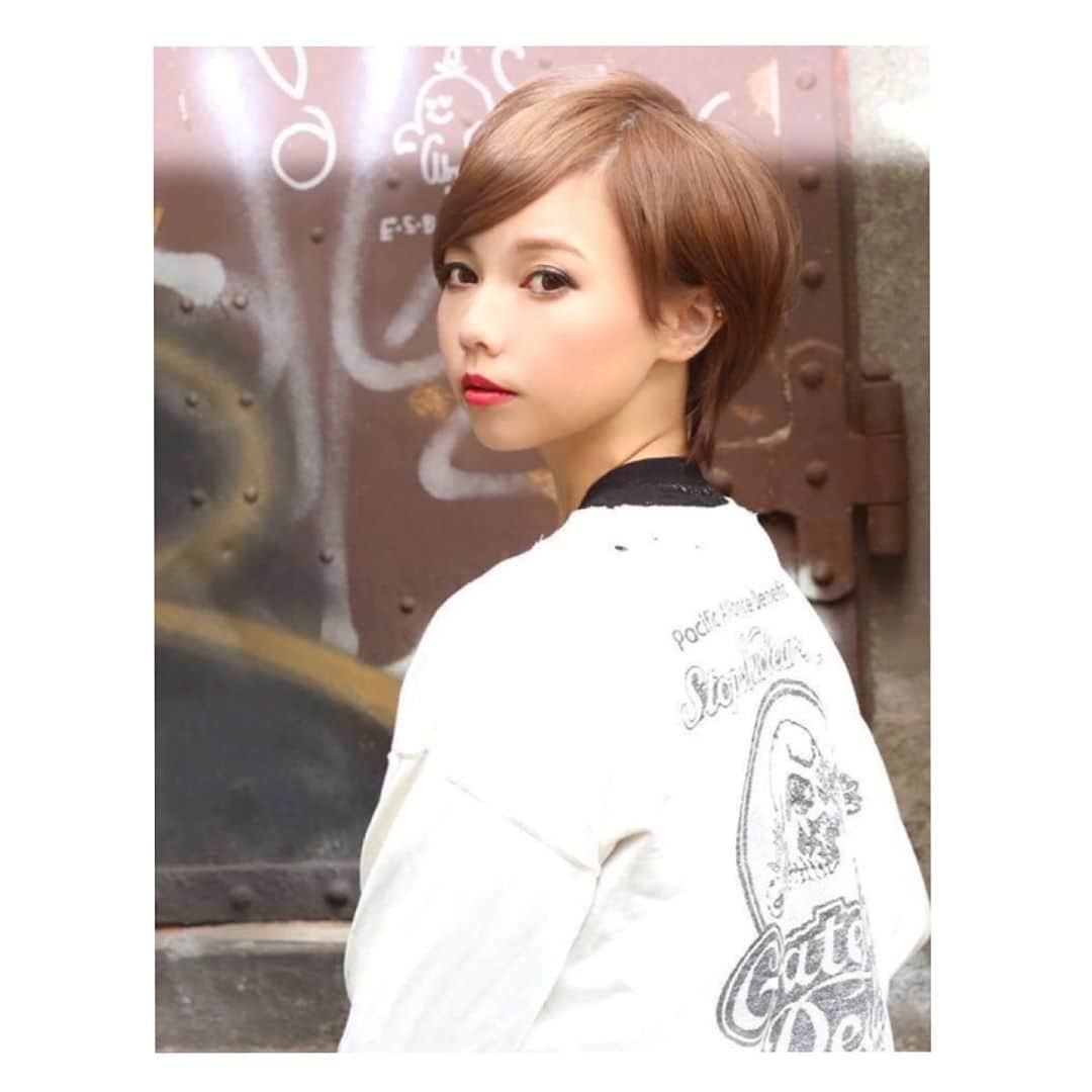 藤谷香々のインスタグラム：「髪型がオシャレな人が好き♩ 髪を大事にしてる人が好き。 . . . 秋はショートとかパーマが 映える季節だしロングは 巻いてかわいくできるし 楽しみなことがたくさん♩ . . . いつかきむさんにハイトーンで 染めてもらいたい！ . . . 写真は @reo_81_hair  れおちゅーとの 撮影のお気に入り写真♩ . . . #髪 #ショートヘア #ショートカット #ボーイッシュ #ロングヘア #秋 #鮎釣りガール」