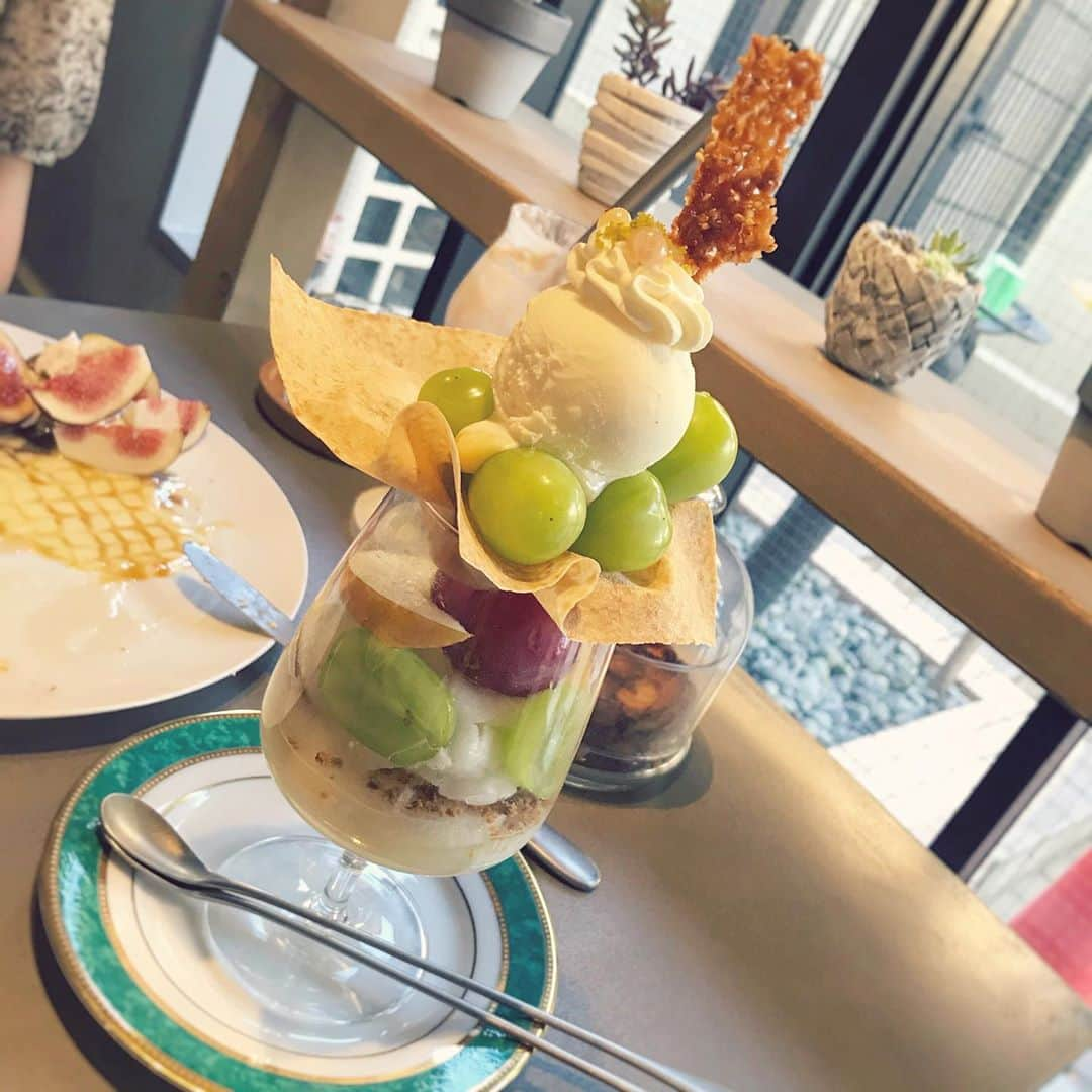 仮眠玲菜さんのインスタグラム写真 - (仮眠玲菜Instagram)「#果実店canvas   3500円のパ…！🍇🍐  #フルーツ  #フルーツパフェ  #パフェ」9月29日 21時13分 - amai_re_re