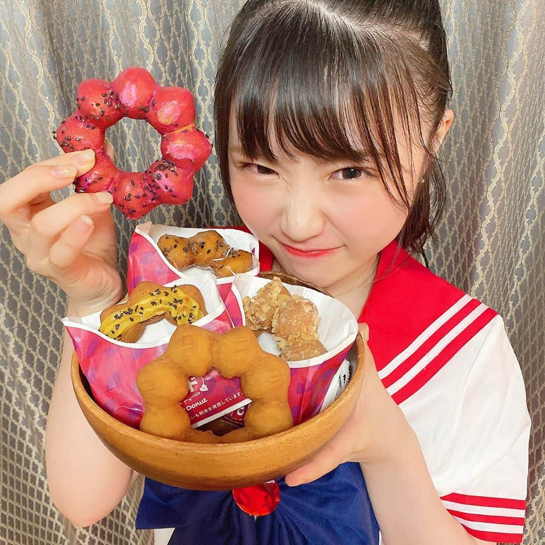 出口結菜さんのインスタグラム写真 - (出口結菜Instagram)「《🍩#ミスタードーナツ　#さつまいもド》﻿ ﻿ 🍠プレーン（¥126）﻿ 💜紫いも、大学芋（¥140）﻿ 🍠いもけんぴ、スイートポテト（¥151）﻿ ﻿ ﻿ ﻿ ずっと気になっていたミスドのさつまいもド🍩🍠﻿ ﻿ ﻿ 気になりすぎてSHOWROOM配信で全種類食べてしまいました🥰✨﻿ ﻿ ﻿ ﻿ 🍠プレーン﻿ すごく甘いってわけじゃなくて、優しい甘さのさつまいも味！﻿ ﻿ 電子レンジでチンすると美味しいって書いてあったから600Wで10秒ちょっとチンしてみてんけど、、﻿ ﻿ めっちゃ電子レンジ推しです（笑）﻿ ﻿ ふつうに食べたらパサパサ、さっぱり！って感じやねんけど、チンしたら﻿ ﻿ しっとりさつまいも❣️❣️❣️❣️﻿ ﻿ 甘さもほんのり強くなってより美味しさが増した🤩✨﻿ ﻿ ﻿ 💜紫いも﻿ 今回1番好きやった✨✨✨﻿ ﻿ 周りについている紫いものコーティモングが甘い紫いも！！！！﻿ ﻿ 上にある黒ごまともめっちゃ相性良き💕💕💕﻿ ﻿ ﻿ 🍠大学芋﻿ ドーナツの周りに蜜がたっぷりついてるから食べにくさNo. 1やけど美味しい🥰﻿ ﻿ 蜜は甘ったるくないし、ドーナツに溶け込んでてパサパサしにくい！！！！﻿ ﻿ ﻿ 💜芋けんぴ﻿ 個人的に食感は1番好き！﻿ ﻿ ﻿ 上にのってるいもけんぴのカリカリ感✨✨﻿ ﻿ ﻿ いもけんぴって砂糖たっぷりなイメージやけどちゃんと芋感もあるの！！﻿ ﻿ ﻿ ﻿ 🍩スイートポテト﻿ これはプレーンの上にスイートポテトを載せた感じやから美味✖️美味って感じです🤩💛💛﻿ ﻿ 結構スイートポテト感が強くて、クリームも重くて満足感ある💫💫﻿ ﻿ ﻿ ﻿ ﻿ ﻿ 全種類食べてみた感想は、ドーナツやけど想像以上に甘さ控えめで、結構軽い✨﻿ ﻿ ﻿ でもさつまいもなだけあって、満腹にはなります😚❣️﻿ ﻿ ﻿ ﻿ ﻿ \🍠サツマイモっていう名前に惹かれる季節🍠/﻿ ﻿ #ミスド #サツマイモ #ドーナツ #🍩 #🍠 #新作  #さつまいも #新作スイーツ #さつまいもスイーツ #紫いも #大学芋 #芋けんぴ #スイートポテト #甘いもの #甘党 #スイーツ #sweet #misterdonut #donuts #セーラーマーズ #ポニーテール  #instalike #instafood #food #foodstagram #グルメ #食べ物  #ラビグルメ  ﻿」9月29日 21時13分 - yui_laby0622