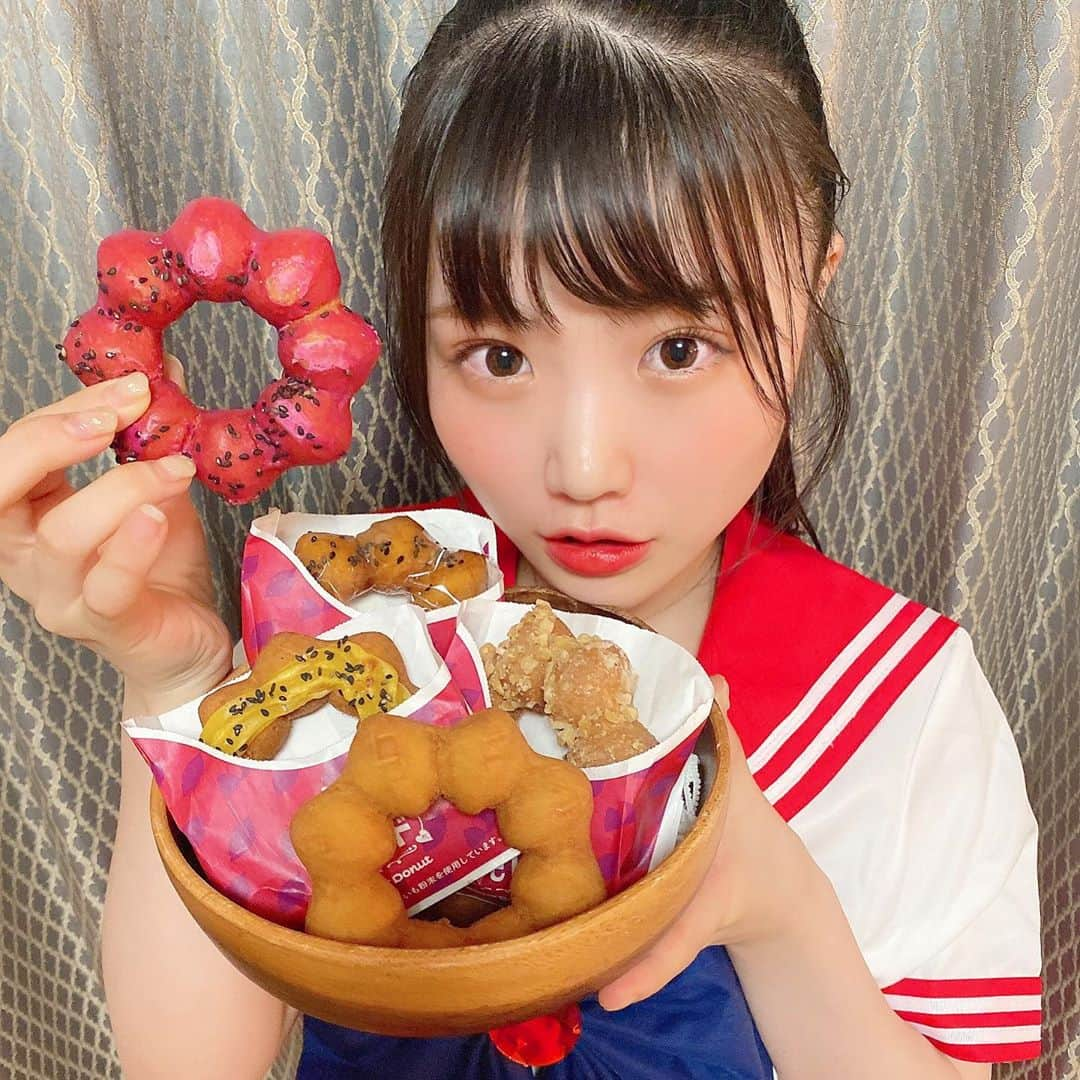 出口結菜さんのインスタグラム写真 - (出口結菜Instagram)「《🍩#ミスタードーナツ　#さつまいもド》﻿ ﻿ 🍠プレーン（¥126）﻿ 💜紫いも、大学芋（¥140）﻿ 🍠いもけんぴ、スイートポテト（¥151）﻿ ﻿ ﻿ ﻿ ずっと気になっていたミスドのさつまいもド🍩🍠﻿ ﻿ ﻿ 気になりすぎてSHOWROOM配信で全種類食べてしまいました🥰✨﻿ ﻿ ﻿ ﻿ 🍠プレーン﻿ すごく甘いってわけじゃなくて、優しい甘さのさつまいも味！﻿ ﻿ 電子レンジでチンすると美味しいって書いてあったから600Wで10秒ちょっとチンしてみてんけど、、﻿ ﻿ めっちゃ電子レンジ推しです（笑）﻿ ﻿ ふつうに食べたらパサパサ、さっぱり！って感じやねんけど、チンしたら﻿ ﻿ しっとりさつまいも❣️❣️❣️❣️﻿ ﻿ 甘さもほんのり強くなってより美味しさが増した🤩✨﻿ ﻿ ﻿ 💜紫いも﻿ 今回1番好きやった✨✨✨﻿ ﻿ 周りについている紫いものコーティモングが甘い紫いも！！！！﻿ ﻿ 上にある黒ごまともめっちゃ相性良き💕💕💕﻿ ﻿ ﻿ 🍠大学芋﻿ ドーナツの周りに蜜がたっぷりついてるから食べにくさNo. 1やけど美味しい🥰﻿ ﻿ 蜜は甘ったるくないし、ドーナツに溶け込んでてパサパサしにくい！！！！﻿ ﻿ ﻿ 💜芋けんぴ﻿ 個人的に食感は1番好き！﻿ ﻿ ﻿ 上にのってるいもけんぴのカリカリ感✨✨﻿ ﻿ ﻿ いもけんぴって砂糖たっぷりなイメージやけどちゃんと芋感もあるの！！﻿ ﻿ ﻿ ﻿ 🍩スイートポテト﻿ これはプレーンの上にスイートポテトを載せた感じやから美味✖️美味って感じです🤩💛💛﻿ ﻿ 結構スイートポテト感が強くて、クリームも重くて満足感ある💫💫﻿ ﻿ ﻿ ﻿ ﻿ ﻿ 全種類食べてみた感想は、ドーナツやけど想像以上に甘さ控えめで、結構軽い✨﻿ ﻿ ﻿ でもさつまいもなだけあって、満腹にはなります😚❣️﻿ ﻿ ﻿ ﻿ ﻿ \🍠サツマイモっていう名前に惹かれる季節🍠/﻿ ﻿ #ミスド #サツマイモ #ドーナツ #🍩 #🍠 #新作  #さつまいも #新作スイーツ #さつまいもスイーツ #紫いも #大学芋 #芋けんぴ #スイートポテト #甘いもの #甘党 #スイーツ #sweet #misterdonut #donuts #セーラーマーズ #ポニーテール  #instalike #instafood #food #foodstagram #グルメ #食べ物  #ラビグルメ  ﻿」9月29日 21時13分 - yui_laby0622