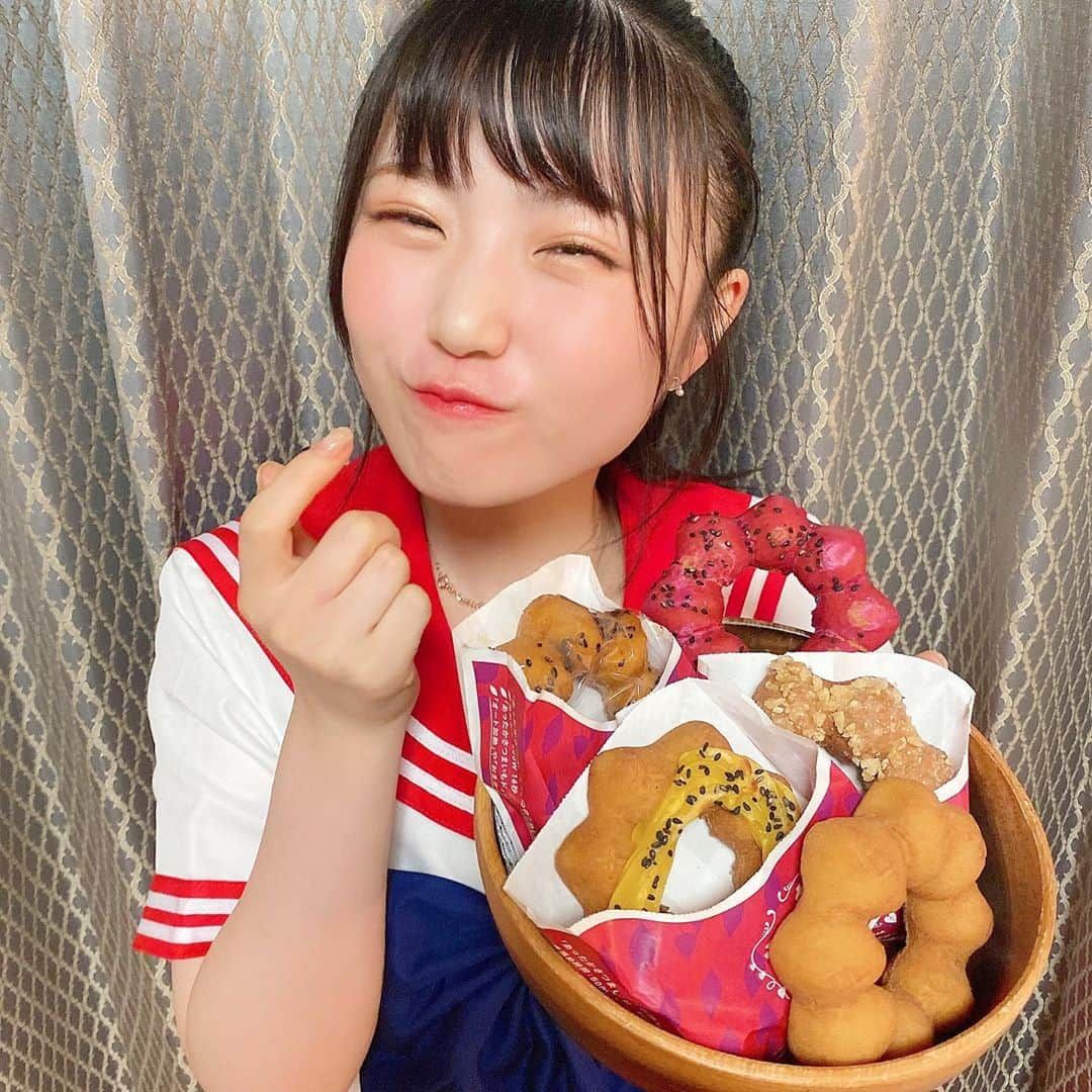 出口結菜さんのインスタグラム写真 - (出口結菜Instagram)「《🍩#ミスタードーナツ　#さつまいもド》﻿ ﻿ 🍠プレーン（¥126）﻿ 💜紫いも、大学芋（¥140）﻿ 🍠いもけんぴ、スイートポテト（¥151）﻿ ﻿ ﻿ ﻿ ずっと気になっていたミスドのさつまいもド🍩🍠﻿ ﻿ ﻿ 気になりすぎてSHOWROOM配信で全種類食べてしまいました🥰✨﻿ ﻿ ﻿ ﻿ 🍠プレーン﻿ すごく甘いってわけじゃなくて、優しい甘さのさつまいも味！﻿ ﻿ 電子レンジでチンすると美味しいって書いてあったから600Wで10秒ちょっとチンしてみてんけど、、﻿ ﻿ めっちゃ電子レンジ推しです（笑）﻿ ﻿ ふつうに食べたらパサパサ、さっぱり！って感じやねんけど、チンしたら﻿ ﻿ しっとりさつまいも❣️❣️❣️❣️﻿ ﻿ 甘さもほんのり強くなってより美味しさが増した🤩✨﻿ ﻿ ﻿ 💜紫いも﻿ 今回1番好きやった✨✨✨﻿ ﻿ 周りについている紫いものコーティモングが甘い紫いも！！！！﻿ ﻿ 上にある黒ごまともめっちゃ相性良き💕💕💕﻿ ﻿ ﻿ 🍠大学芋﻿ ドーナツの周りに蜜がたっぷりついてるから食べにくさNo. 1やけど美味しい🥰﻿ ﻿ 蜜は甘ったるくないし、ドーナツに溶け込んでてパサパサしにくい！！！！﻿ ﻿ ﻿ 💜芋けんぴ﻿ 個人的に食感は1番好き！﻿ ﻿ ﻿ 上にのってるいもけんぴのカリカリ感✨✨﻿ ﻿ ﻿ いもけんぴって砂糖たっぷりなイメージやけどちゃんと芋感もあるの！！﻿ ﻿ ﻿ ﻿ 🍩スイートポテト﻿ これはプレーンの上にスイートポテトを載せた感じやから美味✖️美味って感じです🤩💛💛﻿ ﻿ 結構スイートポテト感が強くて、クリームも重くて満足感ある💫💫﻿ ﻿ ﻿ ﻿ ﻿ ﻿ 全種類食べてみた感想は、ドーナツやけど想像以上に甘さ控えめで、結構軽い✨﻿ ﻿ ﻿ でもさつまいもなだけあって、満腹にはなります😚❣️﻿ ﻿ ﻿ ﻿ ﻿ \🍠サツマイモっていう名前に惹かれる季節🍠/﻿ ﻿ #ミスド #サツマイモ #ドーナツ #🍩 #🍠 #新作  #さつまいも #新作スイーツ #さつまいもスイーツ #紫いも #大学芋 #芋けんぴ #スイートポテト #甘いもの #甘党 #スイーツ #sweet #misterdonut #donuts #セーラーマーズ #ポニーテール  #instalike #instafood #food #foodstagram #グルメ #食べ物  #ラビグルメ  ﻿」9月29日 21時13分 - yui_laby0622