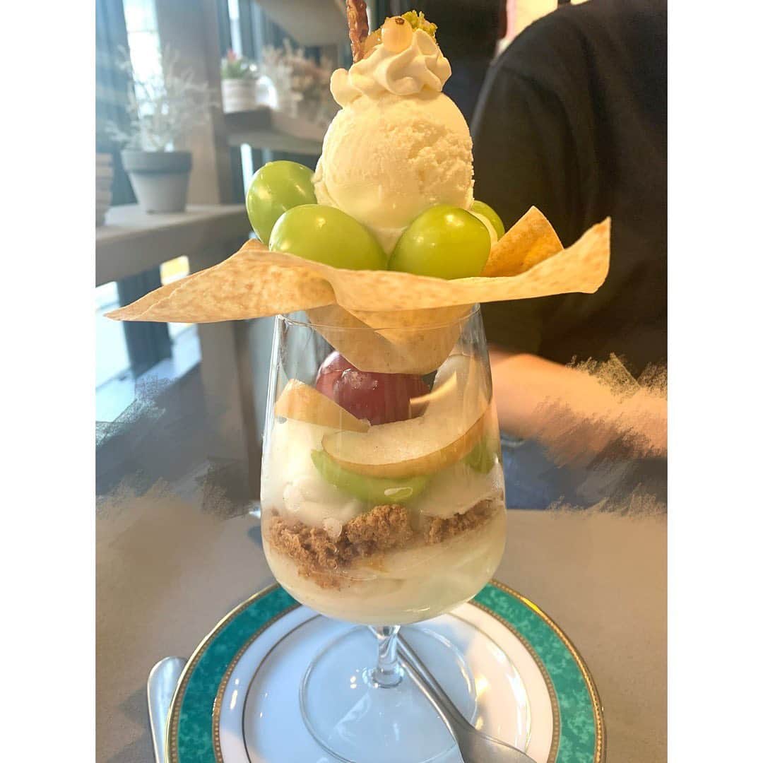 仮眠玲菜のインスタグラム：「#果実店canvas   3500円のパ…！🍇🍐  #フルーツ  #フルーツパフェ  #パフェ」