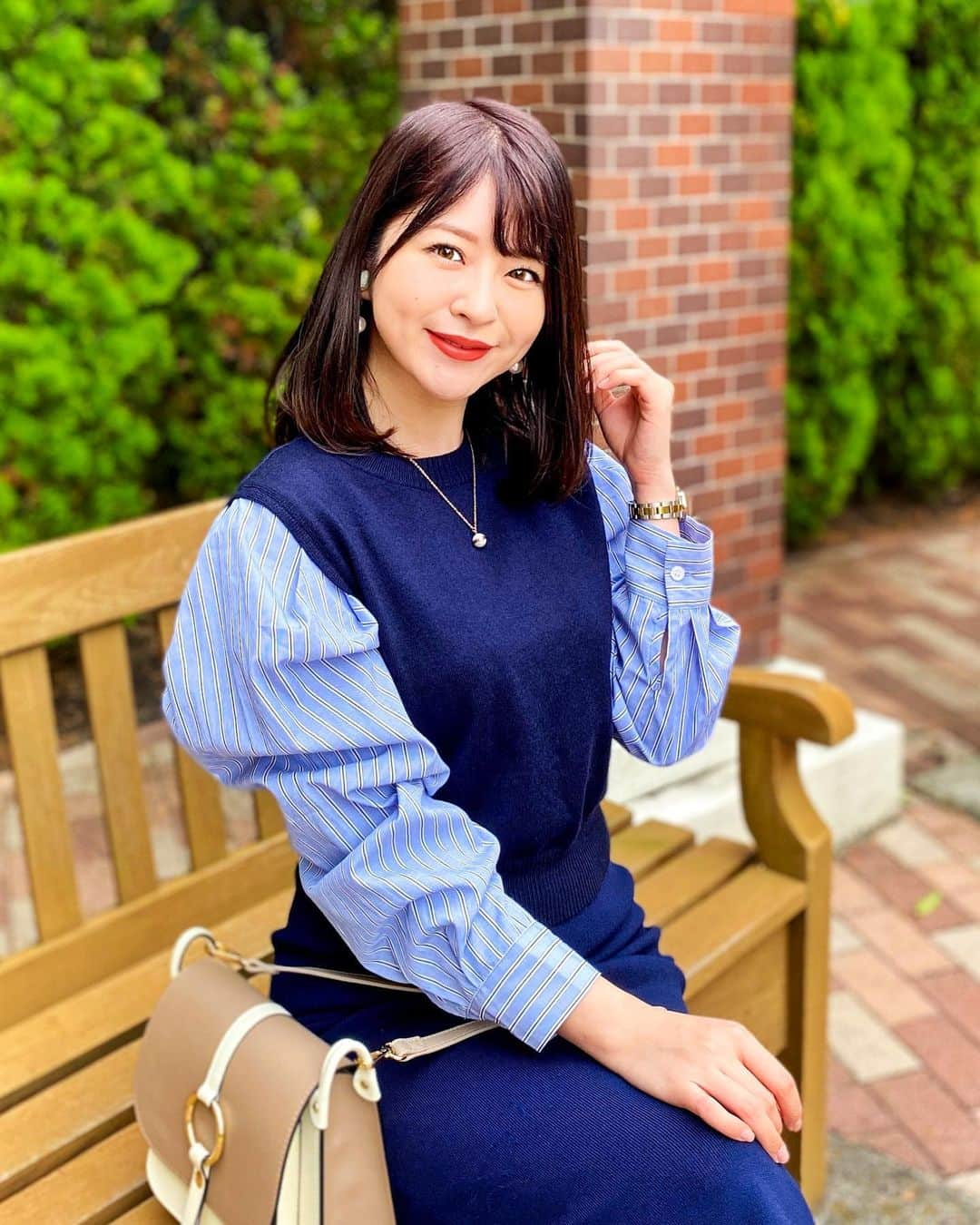 みゆこさんのインスタグラム写真 - (みゆこInstagram)「.﻿ 涼しい🥰🍃﻿ 薄手のニット1枚で適温なのがとても好き♡﻿ ﻿ シャツ👔にニットを重ね着してそうに﻿ 見えるけれど実は1枚なの💗﻿ 全身ネイビーで上機嫌💙😗﻿ 暗髪にもよく合うー💕 @chicwish.japan  ﻿ ﻿ この秋もボリュームのある袖が、﻿ トレンドなのでいい感じ✨﻿ Chicwishのお洋服はなかなか人と被らない🥰﻿ ﻿ ﻿ ﻿ #今日の1枚#私服#着画#秋コーデ#秋服#盛り袖#袖コンシャス#全身コーデ﻿ #PR#chicwish#chicwishjapan  ﻿」9月29日 21時14分 - miyuco.t