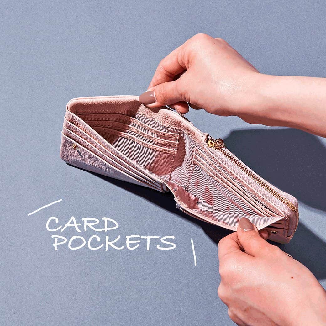 サマンサタバサさんのインスタグラム写真 - (サマンサタバサInstagram)「今欲しい、使える“折財布”や“ミニ財布”など、小さめサイズのお財布を𝗣𝗶𝗰𝗸 𝗨𝗽🤍✨  ─────────────── 長財布に負けない収納力の “今っぽサイズのお財布”👛💭気になる お財布の#収納力 を動画でご紹介します💓  𝗜𝘁𝗲𝗺 : ソフトレザーシリーズ 袋縫いの仕立てが温かくて優しい雰囲気を演出してくれるシリーズ。ポイントは袋縫いと、ゴールド箔のラインデザイン✨✨  1枚目　Ｌ字ファスナー 折財布　¥17,600 スリムながらカードポケットが充実の折財布。  2枚目　フラグメントケース　¥13,200 いまどきサイズのフラグメントケース。  3枚目　中財布　¥18,700 手触りの良いソフトレザーが肌になじみ、 出し入れもしやすい中財布。  ポケット数などの詳細は、 ぜひ特設ページをチェックして下さい🤍  ─────────────── #サマンサタバサプチチョイス#新作 #samanthathavasapetitchoice #wallet#サイフ#財布#newcollection #折財布#中財布#二つ折り財布」9月29日 21時15分 - samantha.thavasa.petit.choice
