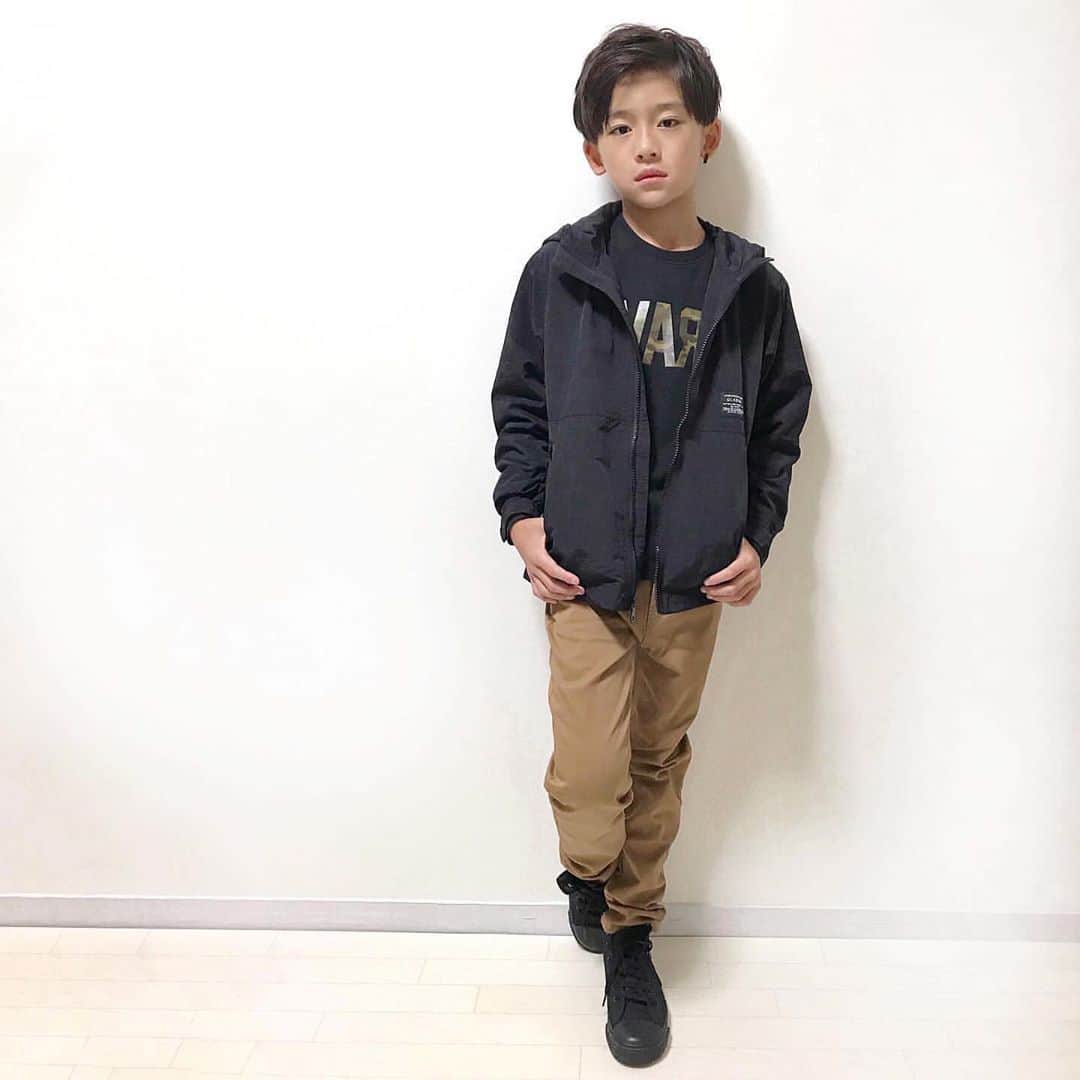 GLAZOSのインスタグラム：「pick up items!!! . . @r.y.623 様 . 👑タスラン裏トリコットジャケット . 👑スムースカモフラロゴ長袖Tシャツ . 👑ストレッチツイルチノパンツ . . @mary_minafy 様 .  👑スムースドロップショルダー . . #repost #ありがとうございます  秋コーデ✨✨かっこよく着ていただき . ありがとうございます😊✨ . . #glazos #kidsfashion #kids #kidsootd  #kids #kidscoordinate #男の子 #子供服  #兄弟コーデ #おそろいコーデ #tシャツ  #wear #小学生男子 #小学生 #ジュニア服 #秋服 #秋服コーデ #チノパンツ」