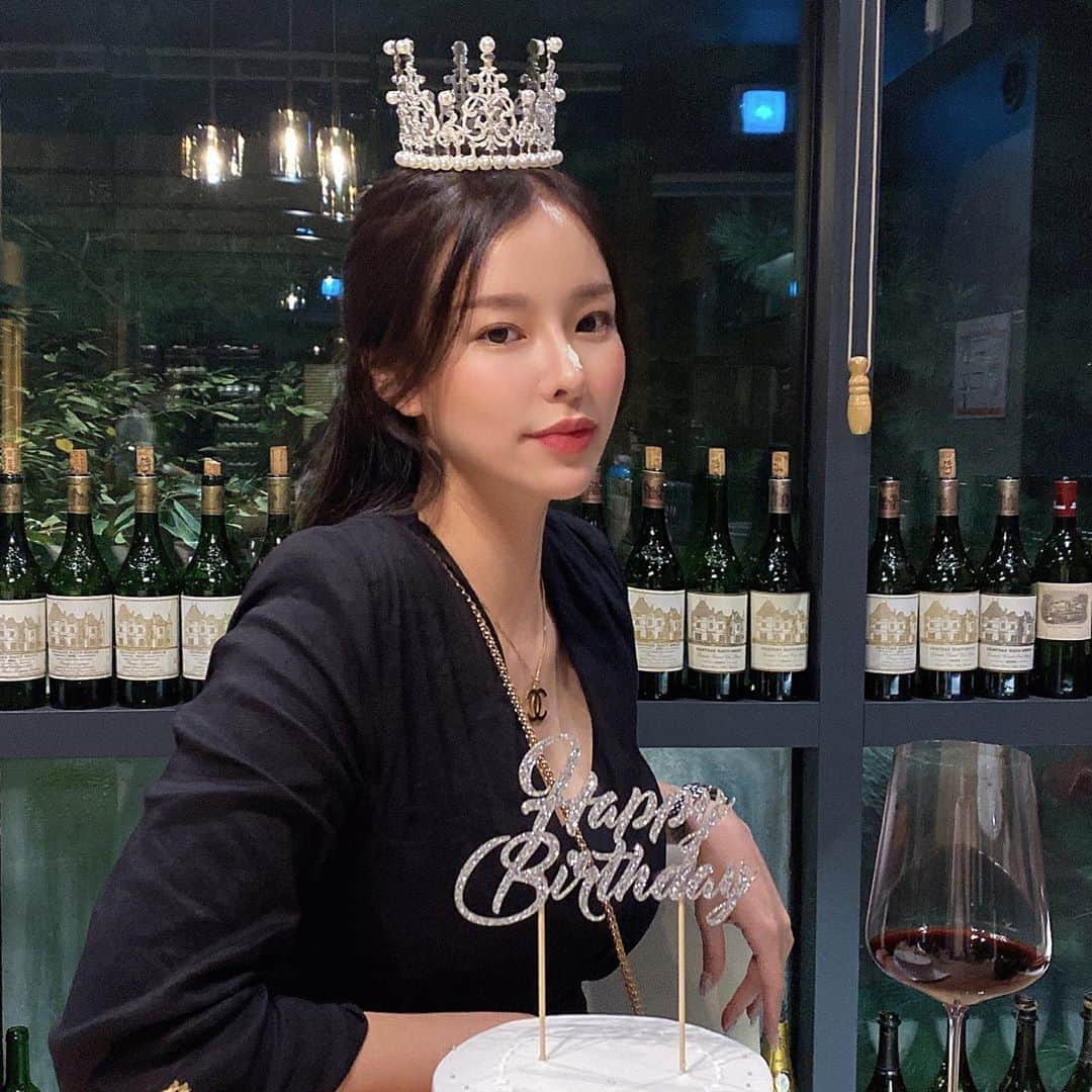 クォン・スジョンのインスタグラム：「너무 너무 행복합니다 생일 축하해주셔서 감사해용 😇  모두 행복한 추석 연휴 보내세요!!! 🎂」