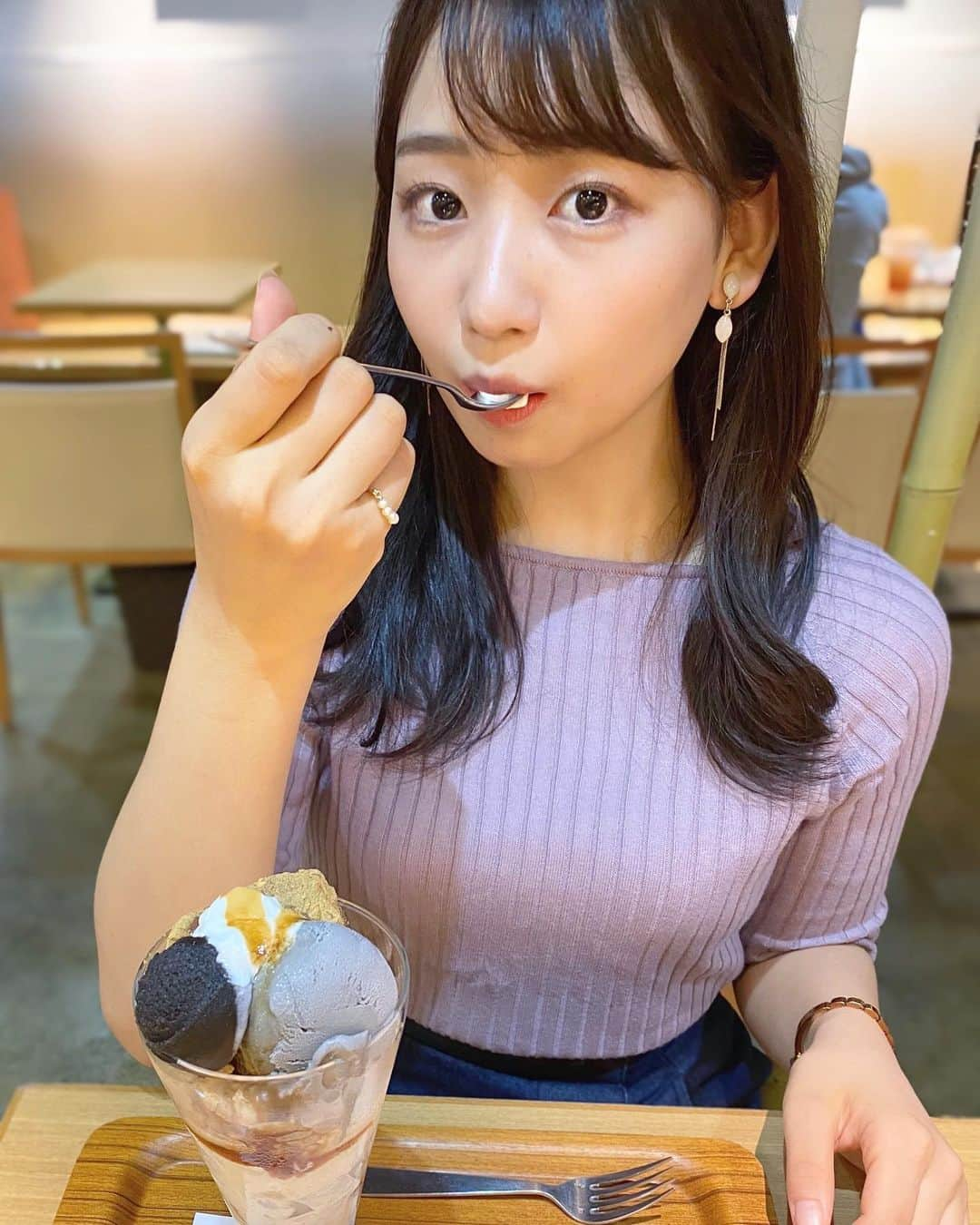 大場あゆみさんのインスタグラム写真 - (大場あゆみInstagram)「最近パフェに目がない私です🍨﻿ ﻿ この日は黒胡麻わらび餅パフェ！﻿ 黒胡麻アイスとモチモチのわらび餅、黒胡麻餡が﻿ 程よい甘さでとっても美味しかった～☺️♥﻿ ﻿ フルーツパフェも大好きですが、﻿ 和パフェにもどハマりしそうです！﻿ ﻿ 本日も#あゆポチ﻿ よろしくお願いします💐﻿ ﻿ #日本女子大学 #コンテスト #ミス日本女子 #ミスコンテスト #あゆポチ #あゆたぴ #ポートレート #ポトレ #被写体 #サロモ #サロモ希望 #黒胡麻 #わらび餅 #パフェ #和パフェ #ナナズグリーンティー #カフェ」9月29日 21時18分 - ayumi__oba