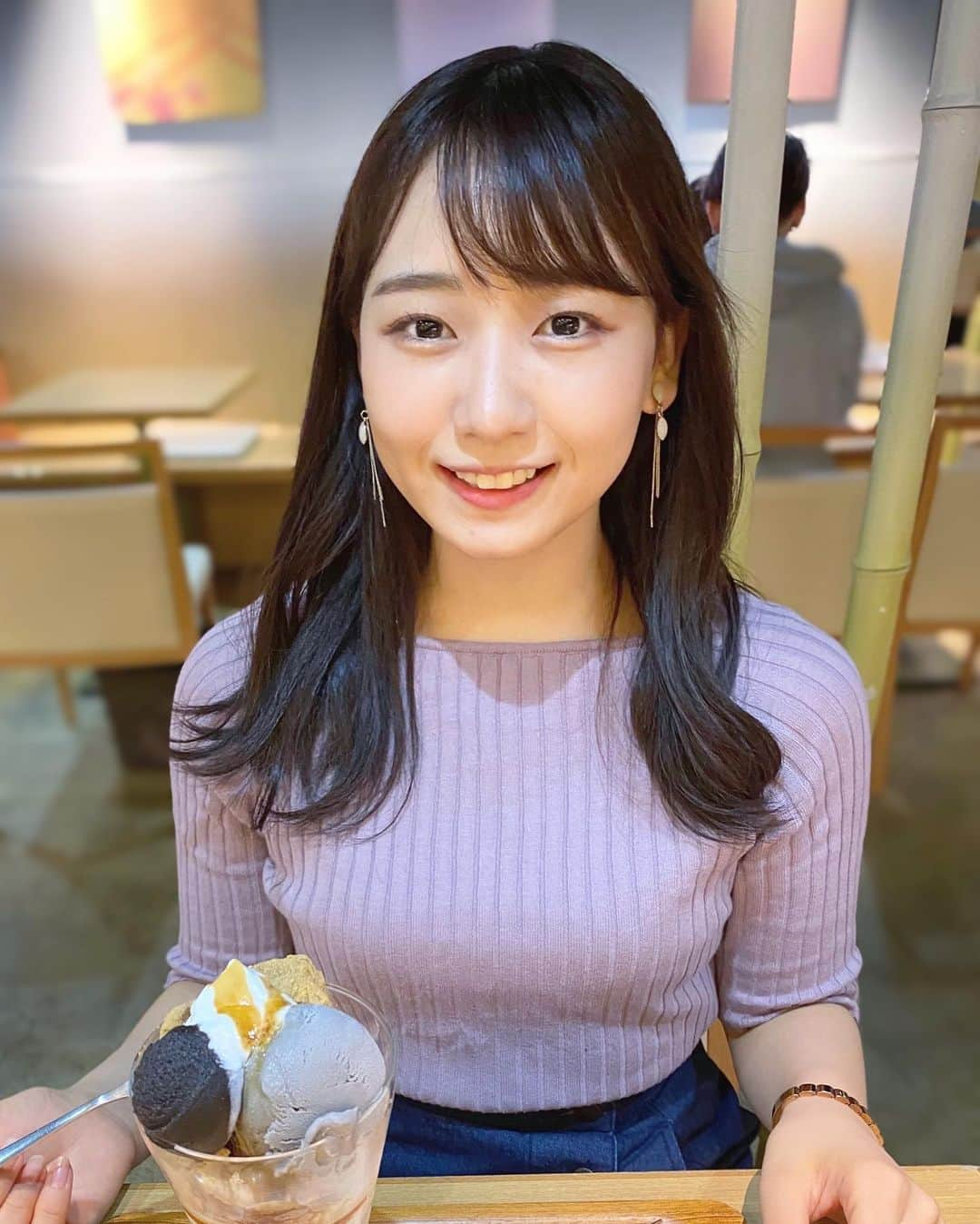 大場あゆみさんのインスタグラム写真 - (大場あゆみInstagram)「最近パフェに目がない私です🍨﻿ ﻿ この日は黒胡麻わらび餅パフェ！﻿ 黒胡麻アイスとモチモチのわらび餅、黒胡麻餡が﻿ 程よい甘さでとっても美味しかった～☺️♥﻿ ﻿ フルーツパフェも大好きですが、﻿ 和パフェにもどハマりしそうです！﻿ ﻿ 本日も#あゆポチ﻿ よろしくお願いします💐﻿ ﻿ #日本女子大学 #コンテスト #ミス日本女子 #ミスコンテスト #あゆポチ #あゆたぴ #ポートレート #ポトレ #被写体 #サロモ #サロモ希望 #黒胡麻 #わらび餅 #パフェ #和パフェ #ナナズグリーンティー #カフェ」9月29日 21時18分 - ayumi__oba