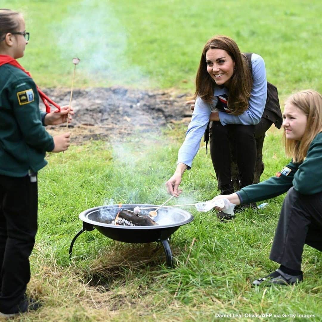 ABC Newsさんのインスタグラム写真 - (ABC NewsInstagram)「Catherine, Duchess of Cambridge, toasts marshmallows while joining in with outdoor activities on visit to a group of Scouts in London. #duchessofcambridge #royalfamily #scouts #britishmonarchy」9月29日 21時28分 - abcnews