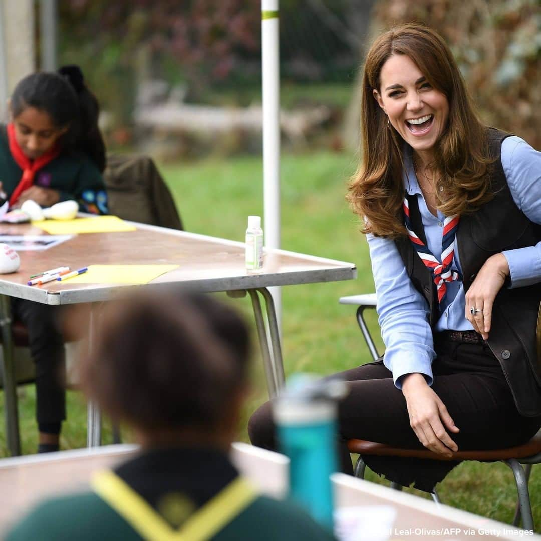 ABC Newsさんのインスタグラム写真 - (ABC NewsInstagram)「Catherine, Duchess of Cambridge, toasts marshmallows while joining in with outdoor activities on visit to a group of Scouts in London. #duchessofcambridge #royalfamily #scouts #britishmonarchy」9月29日 21時28分 - abcnews