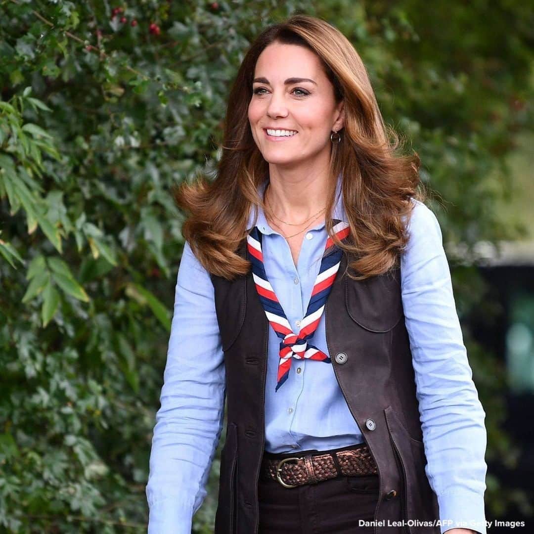 ABC Newsさんのインスタグラム写真 - (ABC NewsInstagram)「Catherine, Duchess of Cambridge, toasts marshmallows while joining in with outdoor activities on visit to a group of Scouts in London. #duchessofcambridge #royalfamily #scouts #britishmonarchy」9月29日 21時28分 - abcnews