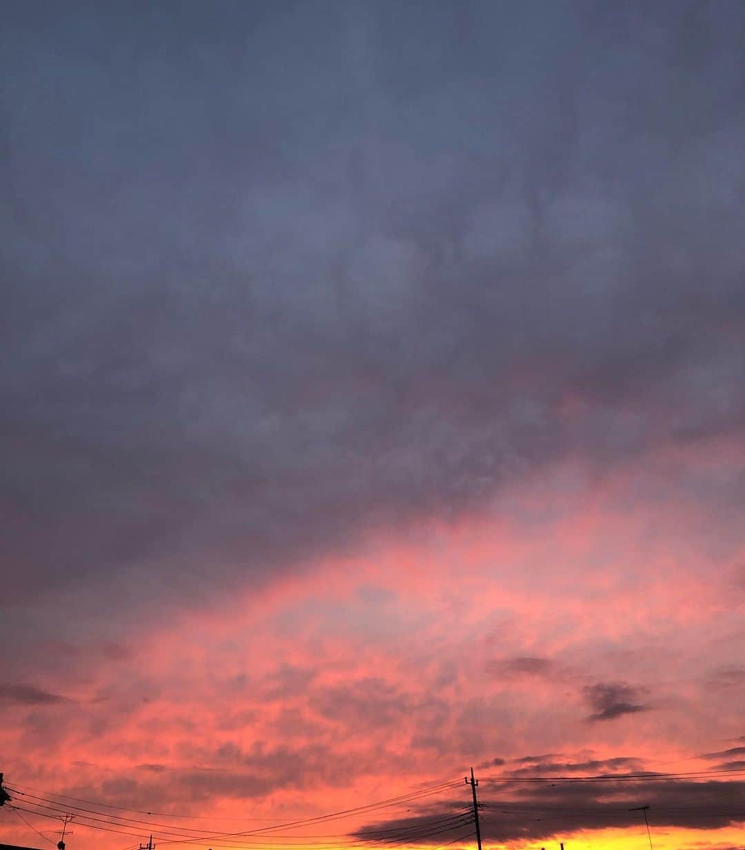 中野みやびのインスタグラム：「綺麗だった  #夕日 #日 #火曜日 #orange #blue #雲 #電柱 #電線 #景色 #空 #sky #群馬 #japan #gunma #pink #white #wawawa #みやび」