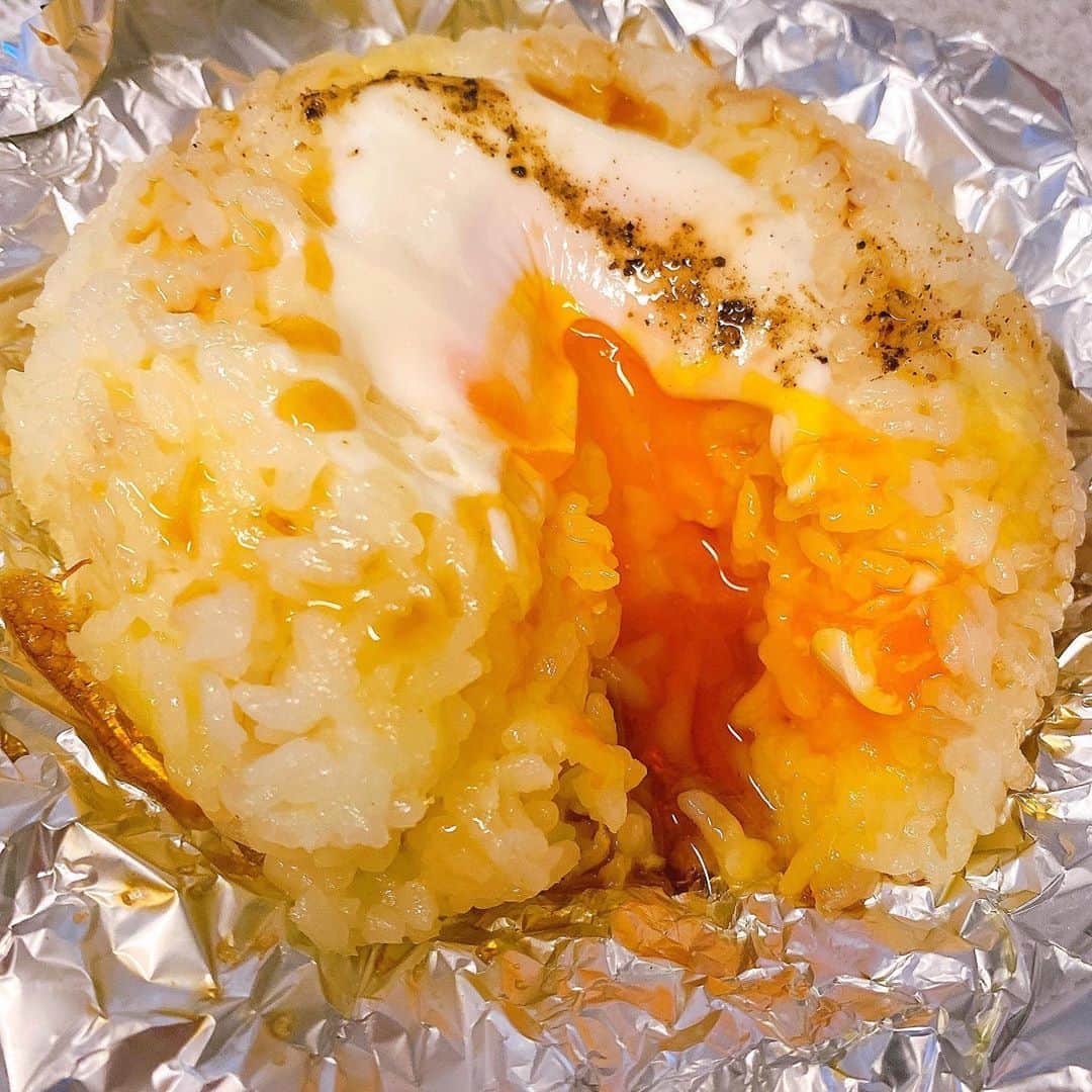 出口結菜さんのインスタグラム写真 - (出口結菜Instagram)「🍙目玉焼きライス🍳﻿ ﻿ ﻿ ﻿ ﻿ ﻿ 《🍳作り方🍚》﻿ ➊白ごはんにピザ用チーズ🧀とバター🧈を入れて混ぜる﻿ ➋ラップを使っておにぎりの形をして、真ん中に穴を作る（卵が入るぐらい❣️）﻿ ➌アルミホイルに油を塗ってその上に握ったおにぎりをおき、空洞に卵を割る﻿ ➍塩胡椒を振って、上からアルミホイルをかぶせ、トースターで10分ぐらい（様子をみながら、）﻿ ﻿ ﻿ マヨネーズや、醤油にもピッタリでした🙆‍♀️✨﻿ ﻿ ﻿ ﻿美味しすぎて共有したくなった、（笑） ﻿ ﻿ #目玉焼きライス #🍳 #🍙 #🍚#🥚 #料理 #料理記録 #簡単レシピ #炭水化物 #おにぎり #卵 #卵料理 #飯テロ #料理上手になりたい #ズボラ飯 #美味しい #美味しいもの  #instagood #instalike #instafood #instagram #白ごはん #ライス #rice #食べ物 #food#ご飯記録 #foodstagram #お腹減った #ラビ飯」9月29日 21時21分 - yui_laby0622