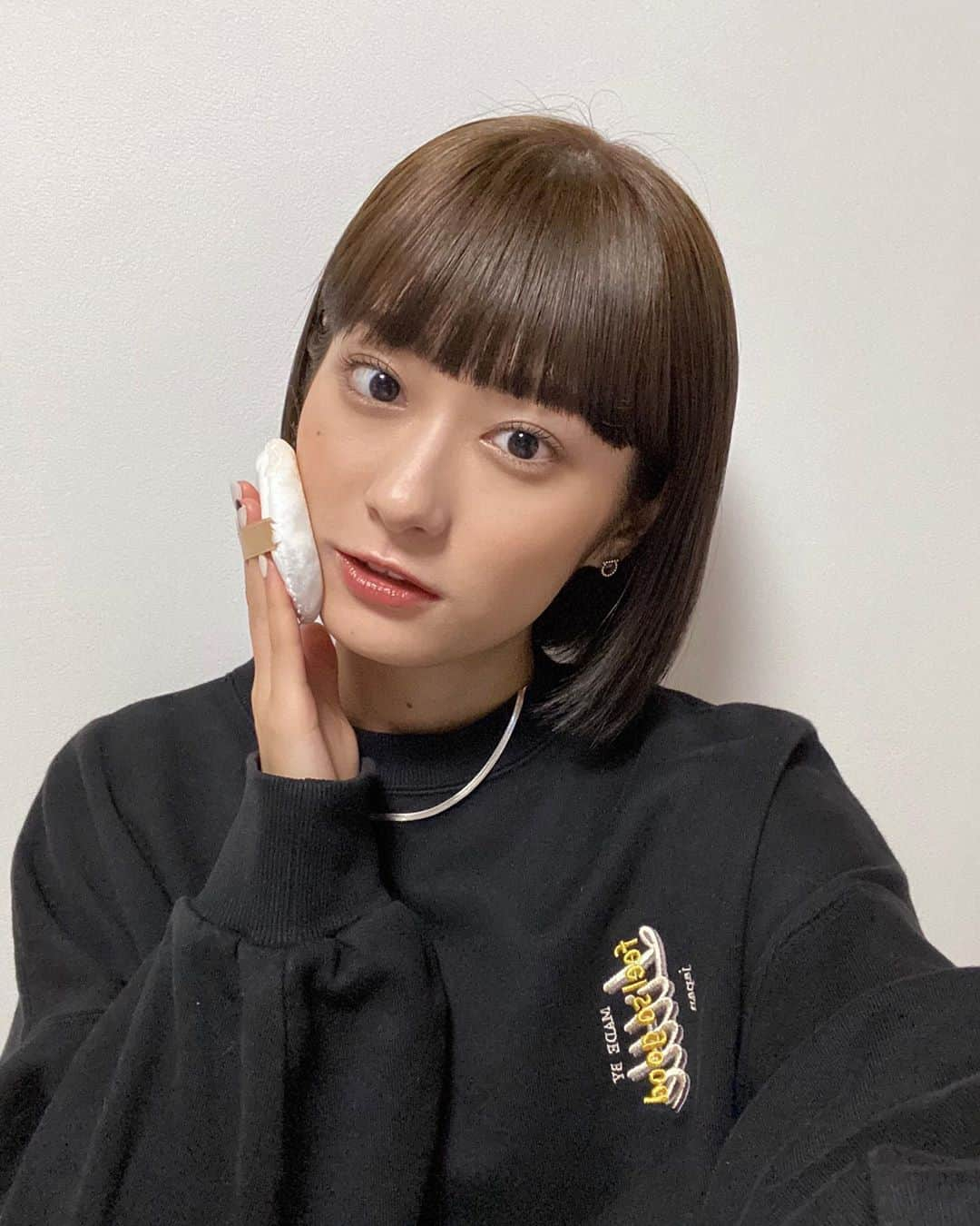 広瀬ちひろさんのインスタグラム写真 - (広瀬ちひろInstagram)「マスク生活にパウダーは必須です🥺 このクリアスムースパウダーはカバー力もあってファンデーション無しでも毛穴とか自然にカバーしてくれます！ パフもふわふわ☁️ マスクしててもよれにくいです🙆🏻‍♀️ パウダー使うときに心配な、粉浮きとか乾燥も気にならない感じで良い~ ベタつかないしさらさらでふわっとした仕上がりってイメージ💭 SPF50+/PA++++でしっかり季節関係なく紫外線対策できるし、二色から選べて自分の肌の色に合わせやすいかとおもいます！ マスク生活はまだまだ続きそうだし、要チェックアイテムです！ #ピディット #ハイカバーパウダー #ベースメイク #フェイスパウダー #大人の肌悩み #プチプラコスメ #スキンケアパウダー #pr @pdc_jp」9月29日 21時24分 - chi_hirose