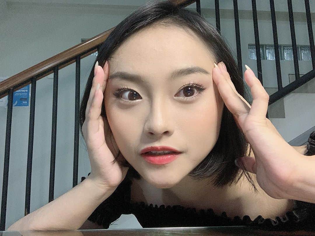 ロナ・アングラエニのインスタグラム：「Cara cepat menghilangkan kerutan di sekitar mata 🙂🙃」