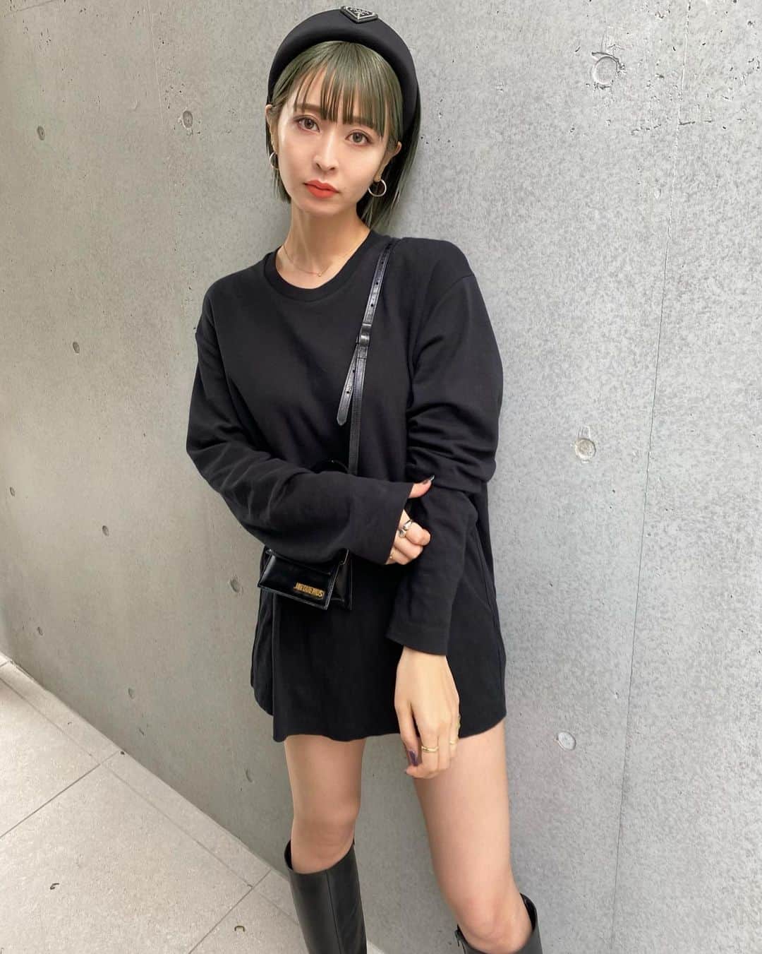 梅村実帆のインスタグラム：「巨大かまぼこカチューシャの日🖤🖤 😂 髪色おちてきていい感じ🍐 てかもう10月だよ今年終わる😭」