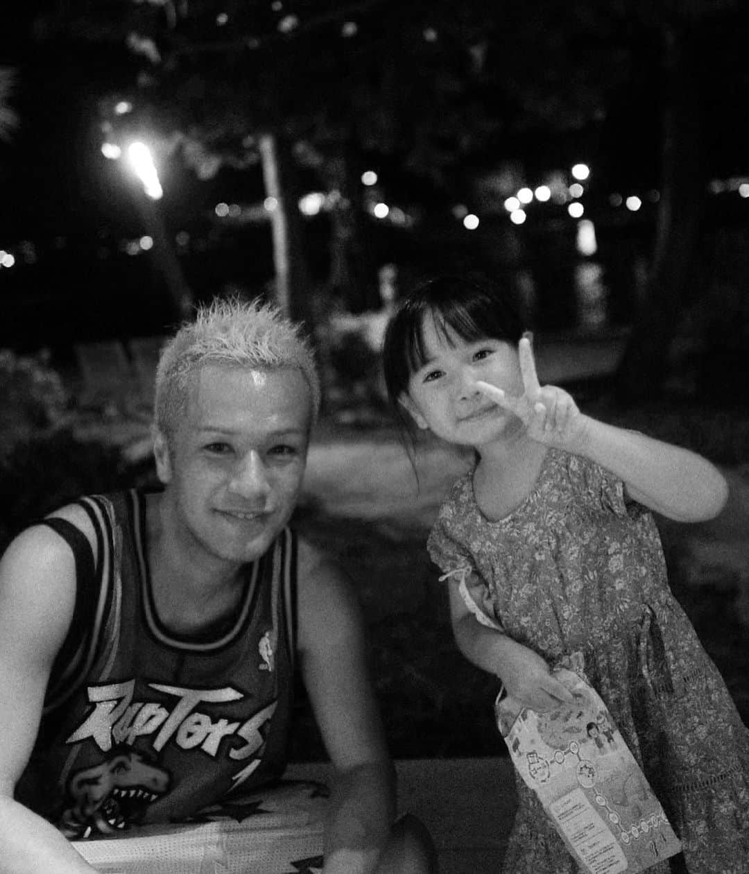 清水わかこさんのインスタグラム写真 - (清水わかこInstagram)「9月は少しのんびりと沖縄の北部へドライブしたり、テラス席で外食をしたり。 . 人のいない北部の自然に囲まれて、少し解放された気分になれました。 やっぱり娘はお父さんとの写真の時だけ可愛い顔になるんだよなぁ🥰 #娘 #5歳 #女の子 #沖縄 #okinawa  #テーブルが汚かったので白黒にした #teruya旅」9月29日 21時35分 - wakacham_