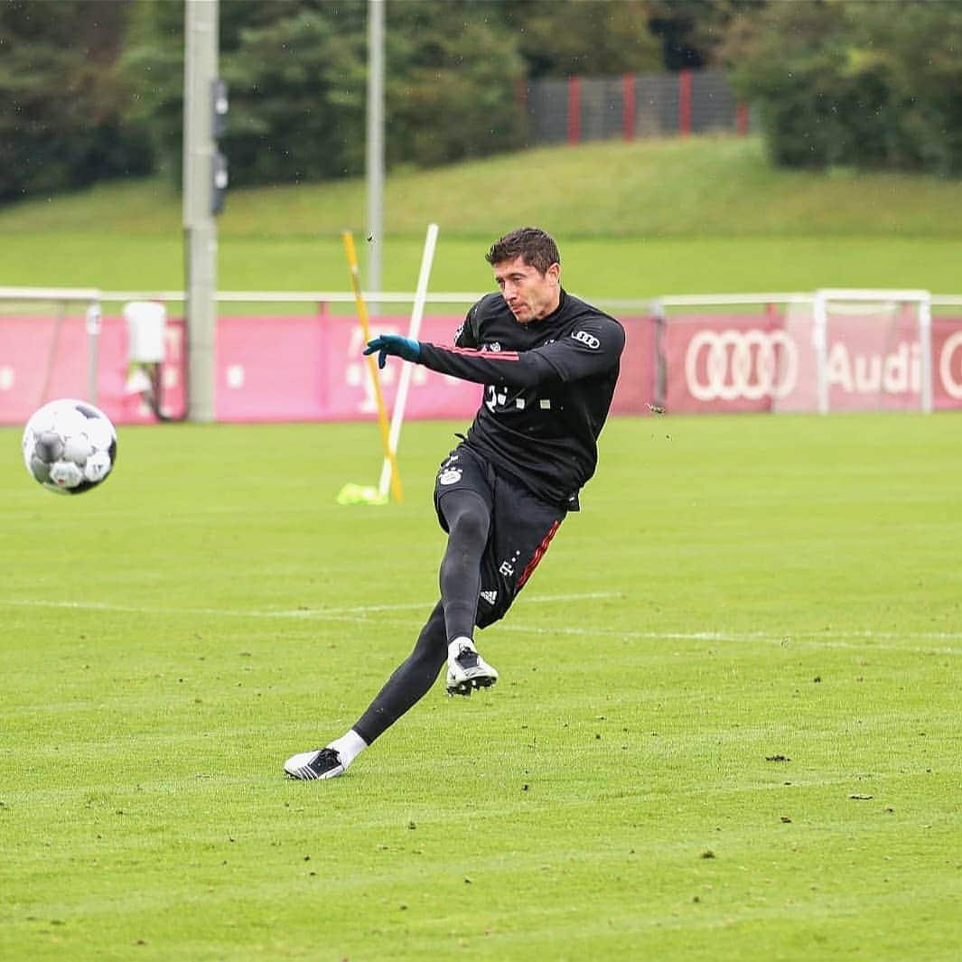 ロベルト・レヴァンドフスキさんのインスタグラム写真 - (ロベルト・レヴァンドフスキInstagram)「B⚽⚽M @fcbayern」9月29日 21時35分 - _rl9