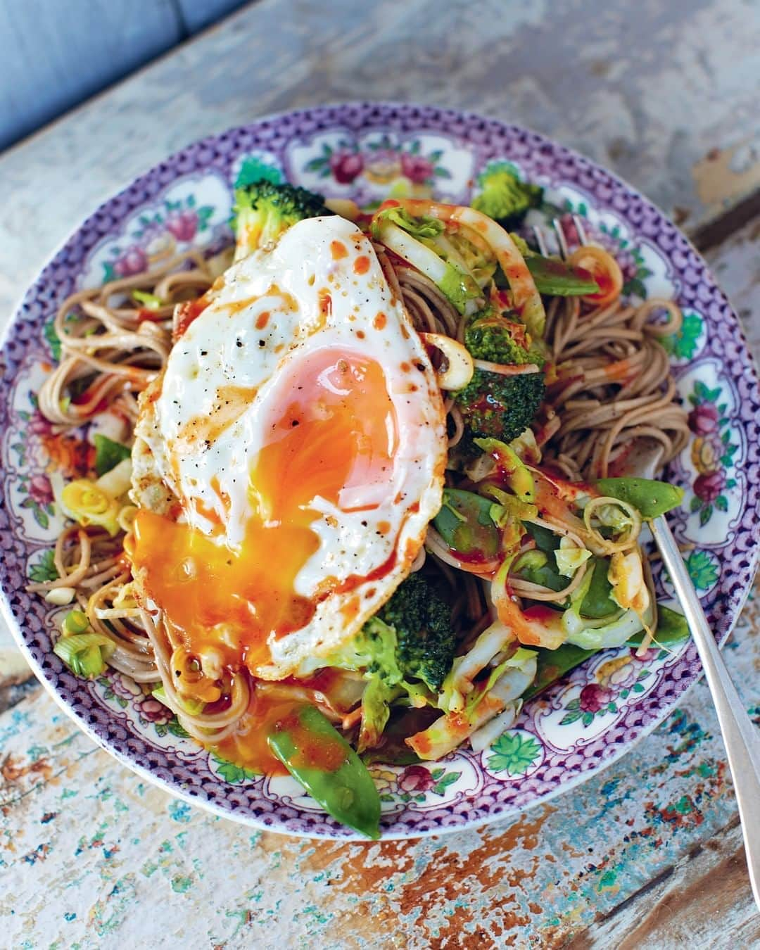 ジェイミー・オリヴァーさんのインスタグラム写真 - (ジェイミー・オリヴァーInstagram)「Comfort in one bowl!! Super-easy to knock up, all you do is toss the hot veg and noodles through the punchy dressing and serve with a fried egg and chilli sauce on top. Students who've just left home for uni, I think you'll especially love this one!! Feel free to make swaps depending on what veggies you already have. Recipe link in my bio x」9月29日 21時30分 - jamieoliver