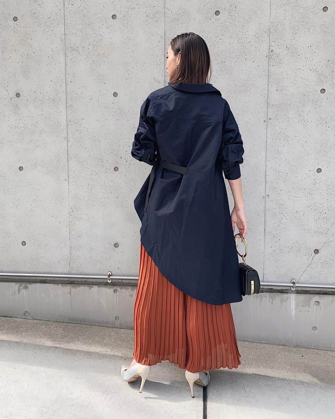 ARISA（和田有沙）さんのインスタグラム写真 - (ARISA（和田有沙）Instagram)「シャツが沢山着れる季節🥺🍁ㅤㅤ嬉しい🥺💓ㅤㅤㅤㅤㅤㅤㅤㅤㅤㅤㅤㅤㅤ このシャツはいつ見ても可愛い😩💓って思う。←ㅤㅤㅤㅤㅤㅤㅤㅤㅤㅤㅤㅤㅤ プリーツスカートはシワにならないし、畳んでしまっておいても綺麗なままだから重宝してる🤤✨ㅤㅤㅤㅤㅤㅤㅤㅤㅤㅤㅤㅤㅤ ㅤㅤㅤㅤㅤㅤㅤㅤㅤㅤㅤㅤㅤ #シャツ#シャツコーデ#パンツスタイル#大人コーデ」9月29日 21時31分 - wadaarisa