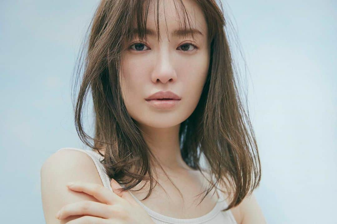 withさんのインスタグラム写真 - (withInstagram)「【女優・松本まりかさんの新連載がスタート❗「壮大な“実験”を始めます」】 . . ドラマ『ホリデイラブ』で一躍脚光を浴び、今年7月クール『竜の道―二つの顔の復讐者』『妖怪シェアハウス』では、その高い演技力で一層の注目を集めた女優・松本まりかさんの新連載がwith onlineでスタートします✨ . . 幅広い役を演じる松本さんですが、高い演技力ばかりが注目され、彼女自身のパーソナリティは未だベールに包まれている部分が多い。この連載では、“女優として"ではなく、“一人の人間として"の松本まりかさんの深部に迫っていきます✨ . . 役者デビューから、女優として注目を集めるまで20年。今に至るまでの間で起きた出来事や、その経験から得た考え方を、包み隠さず、松本さん自身の言葉で語っていただきます。彼女が語るその言葉の中には、これからを強く生きていくためのヒントが必ずや見つかるはず。勇気をもらえる文章とともに、撮り下ろしカットにもぜひご注目ください☺️☺️ . . ------------------------✍️📸✍️📸 #松本まりか #新連載 #エッセイ連載 #吐き露わ #今日から始まります #文章 #はもちろん #写真 #にもご注目ください！ #過去出演作品には #ホリデイラブ #竜の道 #妖怪シェアハウス #など #ぜひとも #松本さんご出演の #過去作品も #ご覧ください！  出演/松本まりか ( @marika_matsumoto )  撮影/三瓶康友 ( @sampeism )  スタイリスト/石川美久 ( @mikuishikawa58 )  ヘア&メイク/𠮷﨑沙世子 ( @sayoko_yoshizaki )」9月29日 21時31分 - with_mag_official