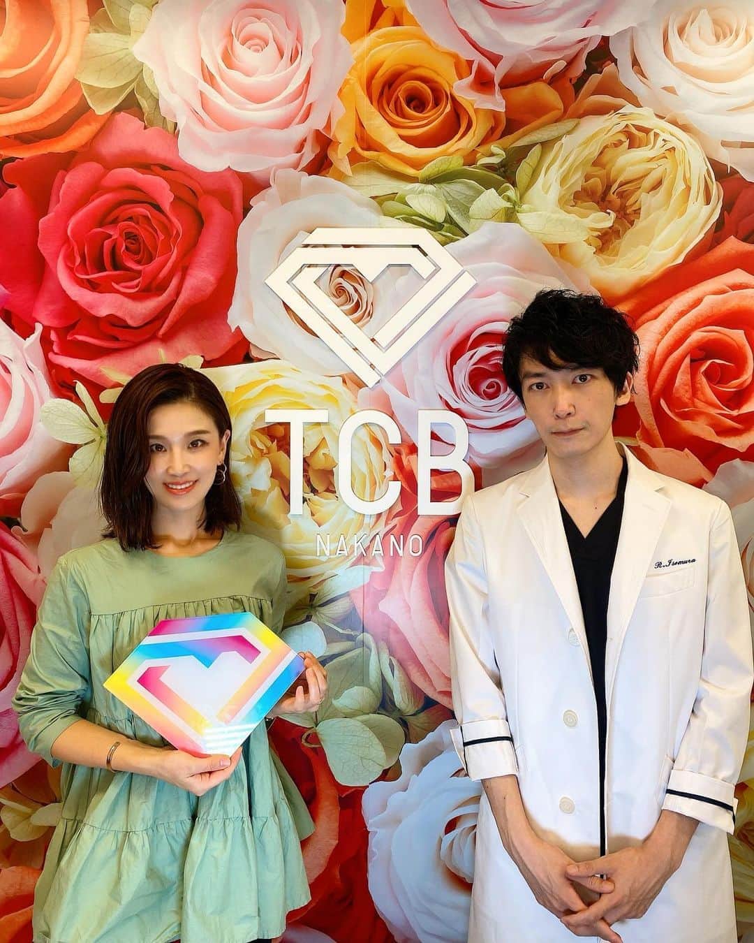 のインスタグラム：「先日#目の下のクマ 取りをお願いした @tcb_nakano #東京中央美容外科中野院 の @tcb_iso #磯村亮輔 先生のところへ#小顔 #美肌#リフトアップ  効果のある施術「TCB式小顔美肌再生」をお願いしに行って来ました☺️ 先生は、カウンセリング、施術がとーっても丁寧で、前回ダウンタイムも痛みもほぼ無く、仕上がりが完璧だったので今回もお願いする事にしました☺️ 今回も#静脈麻酔 で爆睡してて、最後ってところで目醒めたので、施術中の痛みはゼロ😃 #ダウンタイム 1日目は笑ったらちょっと痛い？くらいで腫れもほぼ無く、２日目にはワイン🍷飲んだけどとくに問題なし🙆‍♀️とっても綺麗にリフトアップされてて大満足❤️先生の施術例とかほんと奇跡的だから、是非見てみて下さい💕また、経過報告しますね☺️  ・ ・ ・ ・ #tcb式小顔美肌再生 #リフトアップならtcb東京中央美容外科#小顔美肌再生#pr #美容整形ならtcb東京中央美容外科 #東京中央美容外科 #美容外科#たるみ#小顔なら磯村亮輔 #中野#美容#磯村先生#小顔 #糸リフト経過 #糸リフト #アンチエイジング #美容整形 #糸リフトダウンタイム #ダウンタイムなし #ダウンタイム中 #アンチエイジング #tcb式小顔美肌再生 #糸リフトアップ」