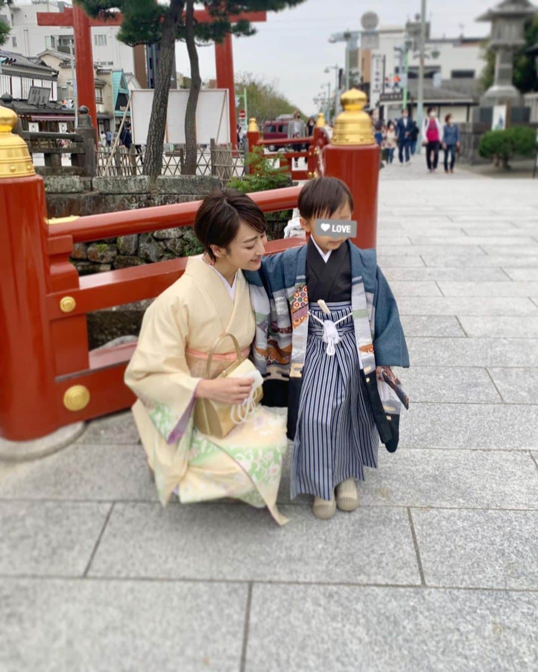 金子麻貴さんのインスタグラム写真 - (金子麻貴Instagram)「ずっと楽しみにしていた七五三。  一生残る思い出だから息子の袴もベーシックな感じのものに😌兜は息子が選んだもの。私はショートにしてから初めてのお着物で髪型も迷ったけどあまり巻かないでシンプルに。  いつもピアス必須だけど控えめに片耳に @stellarhollywood の三連パールのイヤカフをつけました。  パパもシンプルにネイビーのお着物で。かっぷくがいいから似合ってた🤣ちゃんとした撮影データが届くの楽しみです。  #七五三#753撮影#着物ヘア#ショートヘア#イヤカフ#stellarhollywood」9月29日 21時32分 - mtmmaki