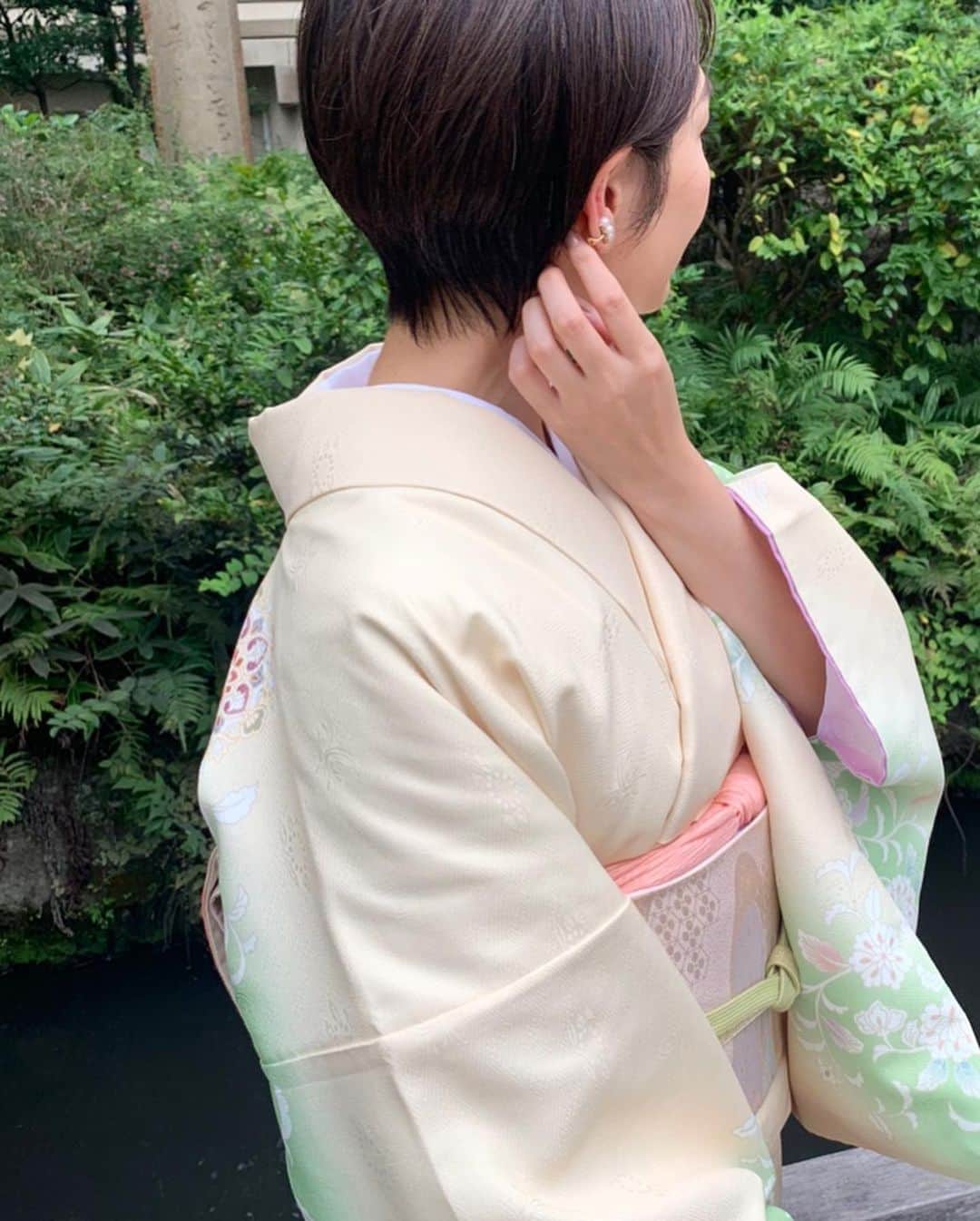 金子麻貴さんのインスタグラム写真 - (金子麻貴Instagram)「ずっと楽しみにしていた七五三。  一生残る思い出だから息子の袴もベーシックな感じのものに😌兜は息子が選んだもの。私はショートにしてから初めてのお着物で髪型も迷ったけどあまり巻かないでシンプルに。  いつもピアス必須だけど控えめに片耳に @stellarhollywood の三連パールのイヤカフをつけました。  パパもシンプルにネイビーのお着物で。かっぷくがいいから似合ってた🤣ちゃんとした撮影データが届くの楽しみです。  #七五三#753撮影#着物ヘア#ショートヘア#イヤカフ#stellarhollywood」9月29日 21時32分 - mtmmaki