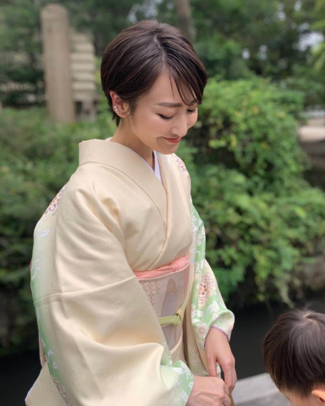 金子麻貴さんのインスタグラム写真 - (金子麻貴Instagram)「ずっと楽しみにしていた七五三。  一生残る思い出だから息子の袴もベーシックな感じのものに😌兜は息子が選んだもの。私はショートにしてから初めてのお着物で髪型も迷ったけどあまり巻かないでシンプルに。  いつもピアス必須だけど控えめに片耳に @stellarhollywood の三連パールのイヤカフをつけました。  パパもシンプルにネイビーのお着物で。かっぷくがいいから似合ってた🤣ちゃんとした撮影データが届くの楽しみです。  #七五三#753撮影#着物ヘア#ショートヘア#イヤカフ#stellarhollywood」9月29日 21時32分 - mtmmaki