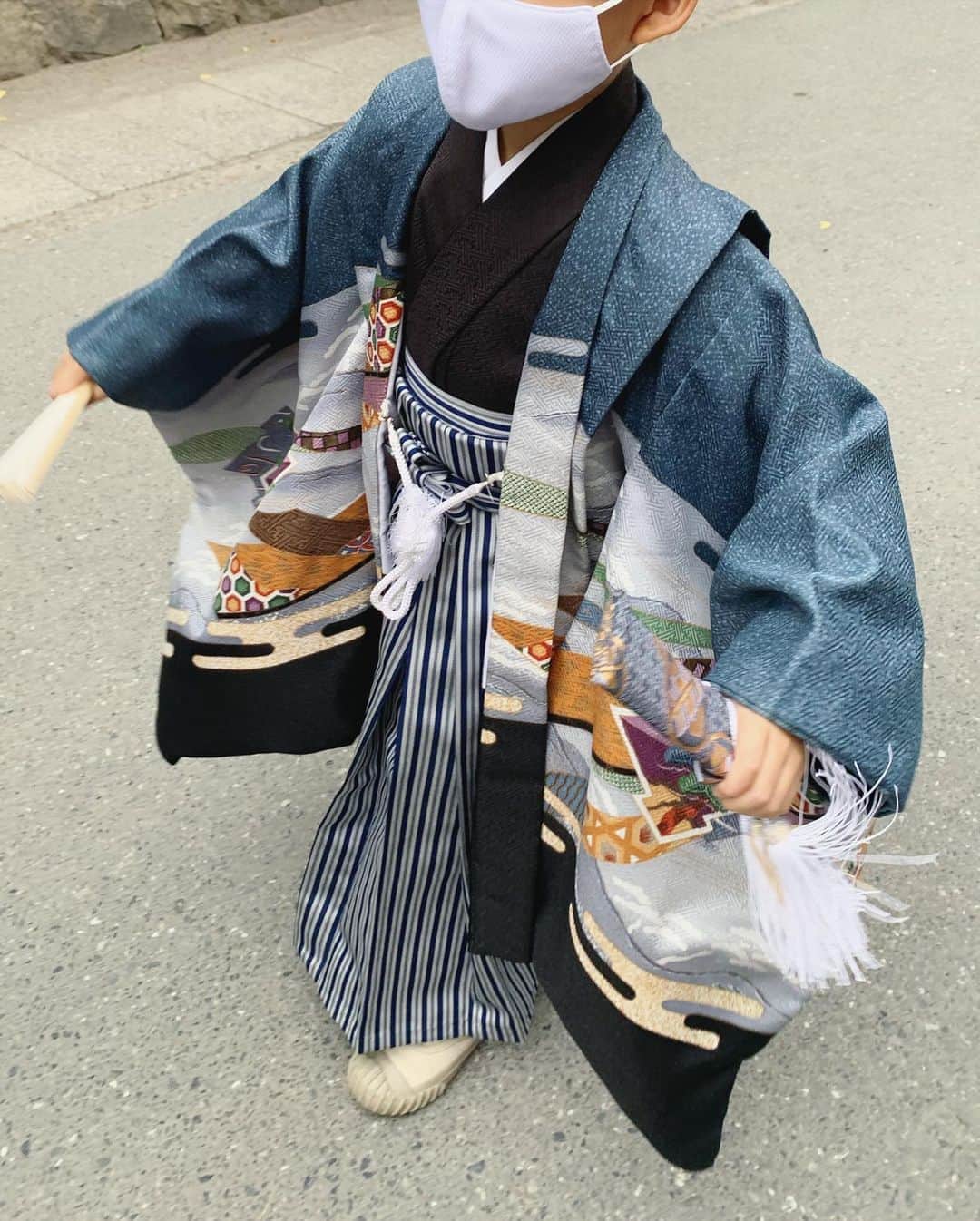 金子麻貴さんのインスタグラム写真 - (金子麻貴Instagram)「ずっと楽しみにしていた七五三。  一生残る思い出だから息子の袴もベーシックな感じのものに😌兜は息子が選んだもの。私はショートにしてから初めてのお着物で髪型も迷ったけどあまり巻かないでシンプルに。  いつもピアス必須だけど控えめに片耳に @stellarhollywood の三連パールのイヤカフをつけました。  パパもシンプルにネイビーのお着物で。かっぷくがいいから似合ってた🤣ちゃんとした撮影データが届くの楽しみです。  #七五三#753撮影#着物ヘア#ショートヘア#イヤカフ#stellarhollywood」9月29日 21時32分 - mtmmaki