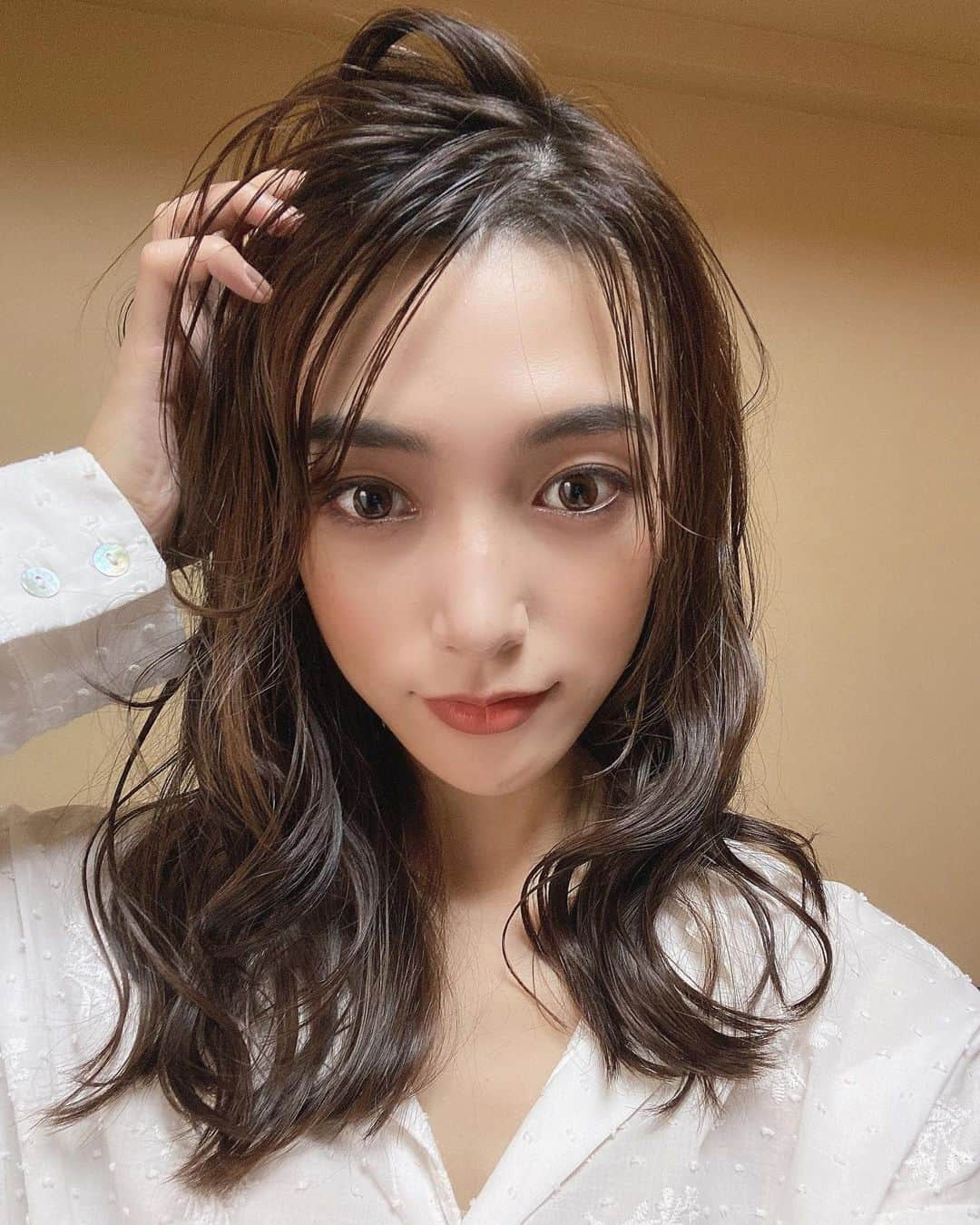 秋山未有さんのインスタグラム写真 - (秋山未有Instagram)「今日は約１年ぶりのとある撮影でした🐣  濡れ髪風スタイルが可愛かった〜 上がりが楽しみ💭  今日も涼しかったから、帰りは一駅分歩いてコンビニでダッツ買って帰ってきたよ（健康で文化的な最低限度の小さな贅沢）  #セルフィー #自撮り #セルフィー女子 #自撮り女子 #濡れ髪 #濡れ髪スタイリング #ヘアスタイル #ヘアセット #撮影 #モデル #ハーゲンダッツ #広告撮影」9月29日 21時32分 - miyu_akiyama