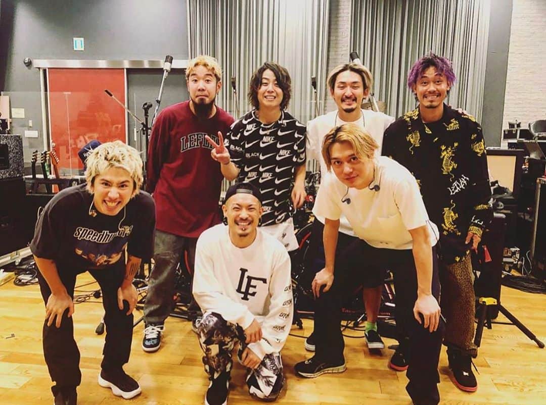 KENTAのインスタグラム：「ワンオクのリハにお邪魔しました。﻿ ﻿ 明日本番か？って思うくらい﻿ 仕上がっていて残りのWANIMAのメンバーに目をやると2人とも驚きを通り越して拳あげて楽しんでいました。﻿ ﻿ いや凄かった…ワンオクのグッズ買おうかな。。。﻿ ﻿ 連日のリハお疲れ様です。﻿ 10月11日の配信ライブ期待しています‼︎」