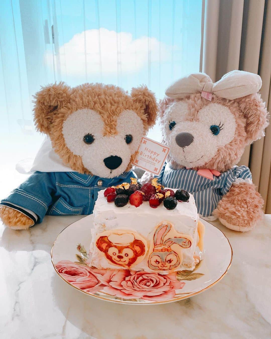 のインスタグラム：「グルテンフリーケーキ🍰 ・ ・ 美意識高いお友達の誕生日ということで、グルテンフリー、植物性生クリーム、フルーツでケーキをつくりました⭐️ ・ ・ ダッフィーちゃんが食べたそうにしている写真😂w  ・ ・ ・  @kina.ootd   #おうちディズニー  #キャラ弁  #グルテンフリー #グルテンフリーケーキ  #愛され料理 #おうちカフェ  #ダッフィーフレンズ  #ダッフィー #可愛いスイーツ  #cakestagram  #daffy  #disneygram  #japanesanime」