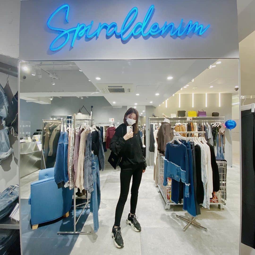 のインスタグラム：「ルミネスト新宿にリューアルオープンした @spiralgirl_official に行ってきたよ！ オープンおめでとうございます！ 可愛いシャツワンピ買っちゃった〜笑 今度着たら紹介するねっ . . パーカーは @spiralgirl_official 、パンツは @emoda_official でスニーカーは @nakedwolfe だよ。 . . #spiralgirl #今日のコーデ #ootd #emoda #パーカーコーデ #スキニー #スキニーコーデ」