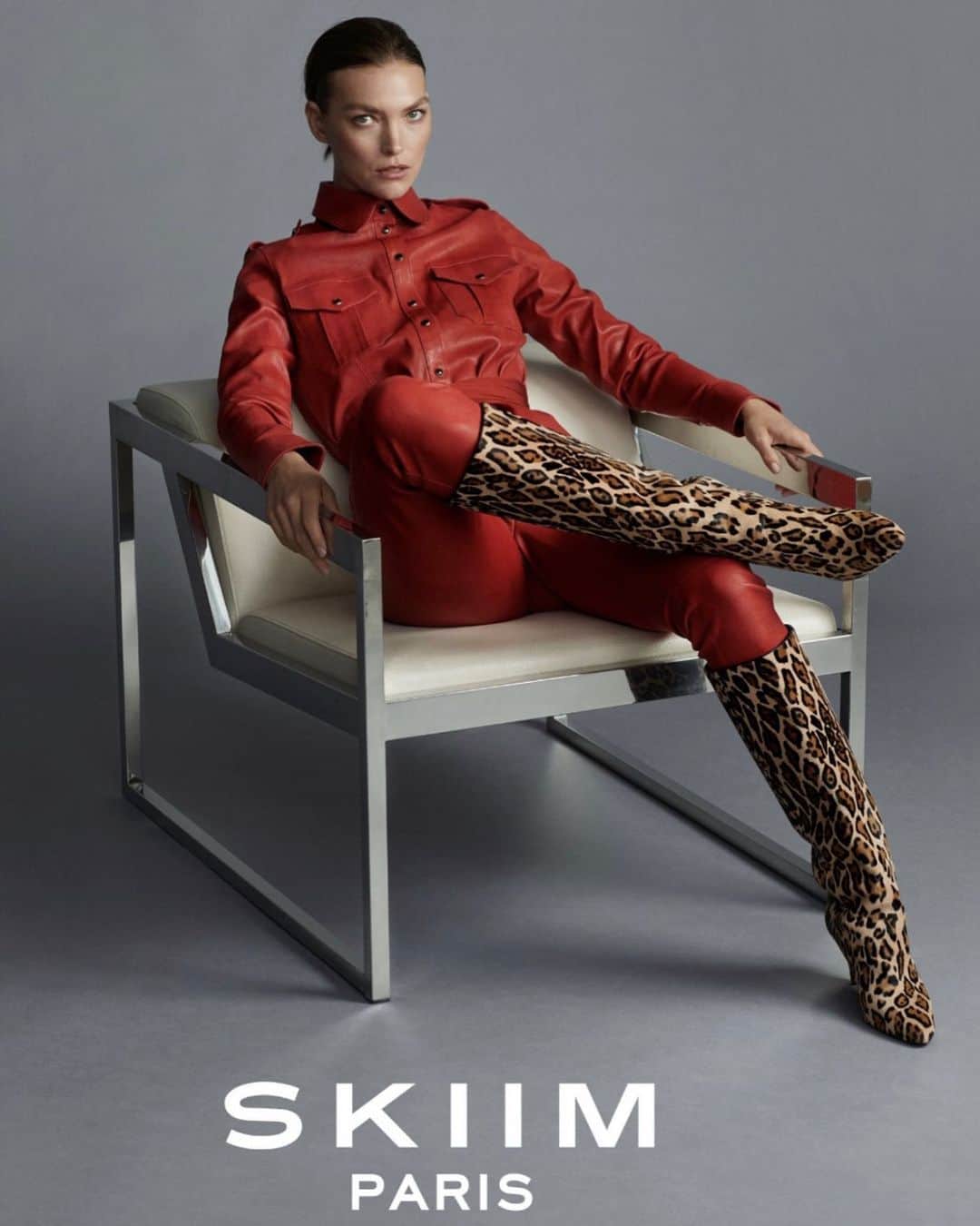 アリゾナ・ミューズのインスタグラム：「Proud to be @skiimparis sustainability consultant. I truly respect the deep and lasting changes Skiim has made as a brand to become more earth-friendly. With intel from @thesustainableangle we examined all materials used to make these beautiful clothes, and have only chosen materials with the absolute lowest environmental impacts - and even some with a positive impact! Skiim will support regenerative agriculture as a way to secure a healthy future for the planet 🌎 @carosciamma 🌱」