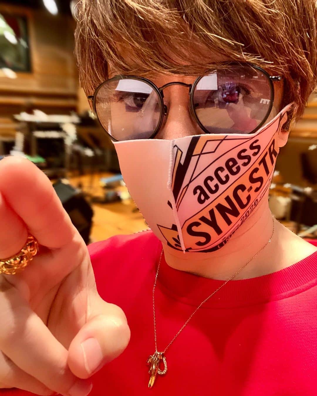 貴水博之のインスタグラム：「数年前、いつも黒マスクしてフェイスシールドして変わり者扱いされていた自分に伝えたい。  「令和はそのスタイルが主流だよ。」  理由は違えどこんな日常が来るとは、、。 手洗い、マスク、うがい忘れずに😉🎉🎉🎉  #access #ツアー #リハ #washyourhands #gargle #mask #doourbest #live #togethe」