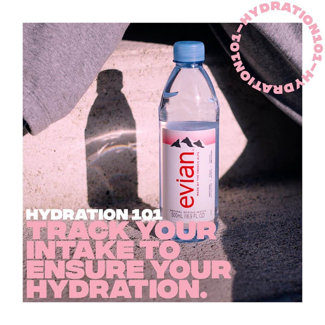 のインスタグラム：「Let’s hold on to those hydration habits as we stride into Fall! 🍂  A lot to us don’t drink enough water as we can often find ourselves too busy (30% of people) or simply because we forget (23%).  Tracking your water intake remains the best way to stay hydrated at all times. Here’s a few tips on how you can do it: 〰️Memory (easy?) 〰️Write it down (easier) 〰️Use an app 〰️Use a measured water bottle  It’s that simple. 😌 How do you do make sure you stay hydrated? 💦  #evian #evianwater #positivedrops #stayhydrated #hydration101」